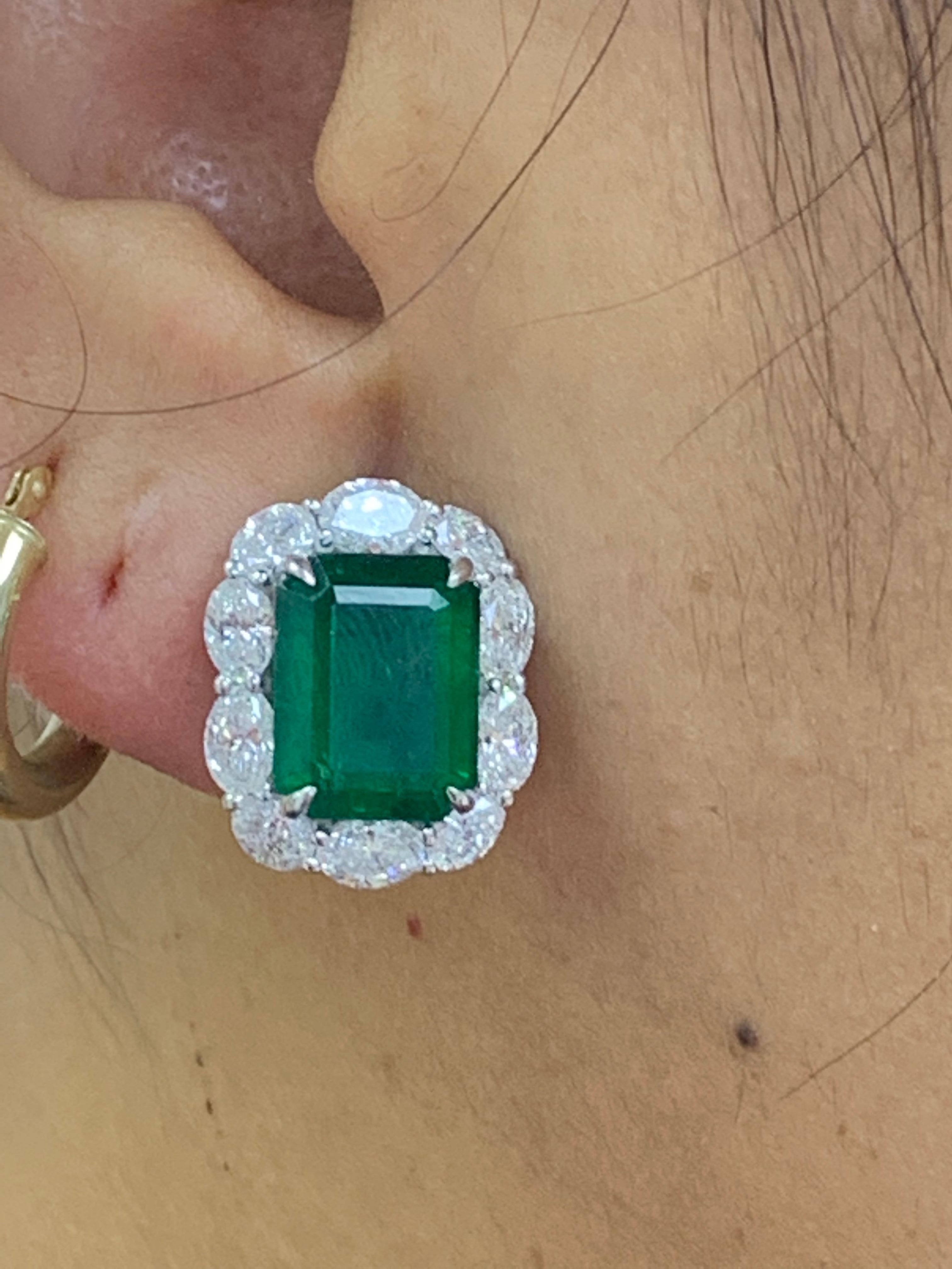 7,44 Karat Smaragd im Smaragdschliff und Diamant-Halo-Ohrring aus 18 Karat Weißgold Damen im Angebot
