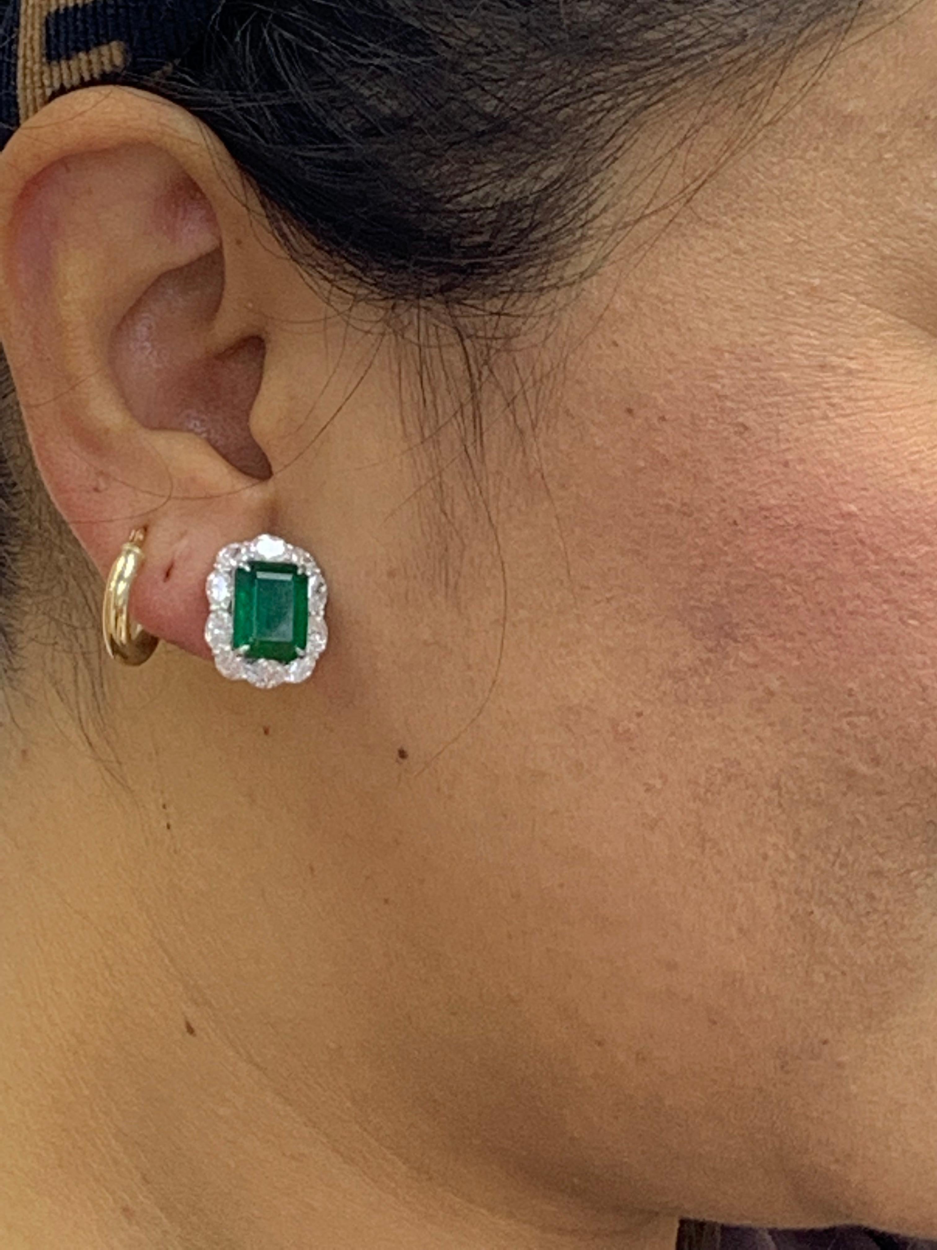7,44 Karat Smaragd im Smaragdschliff und Diamant-Halo-Ohrring aus 18 Karat Weißgold im Angebot 1