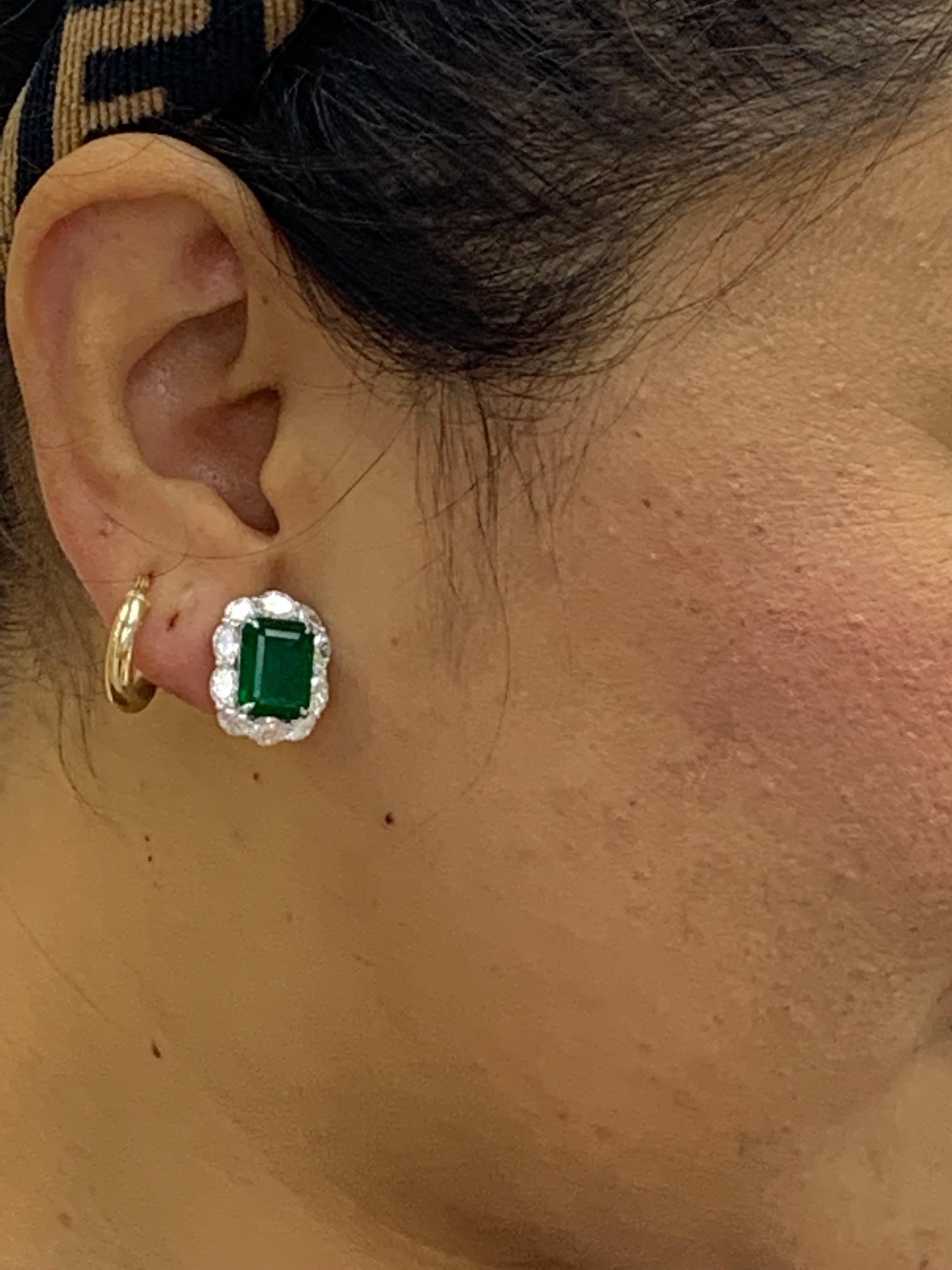 7,44 Karat Smaragd im Smaragdschliff und Diamant-Halo-Ohrring aus 18 Karat Weißgold im Angebot 2