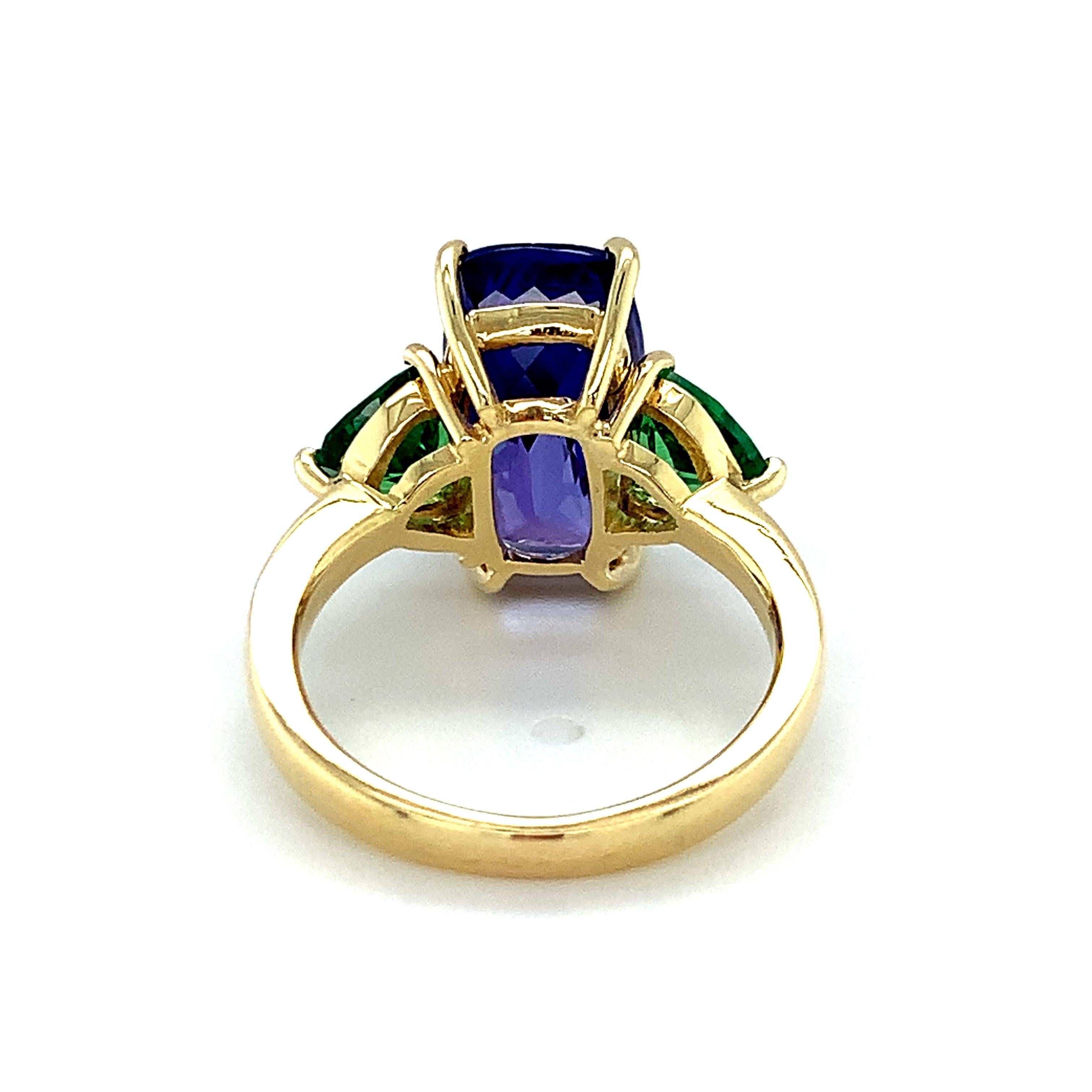 Tanzanite and Tsavorite Garnet Three-Stone Yellow Gold Ring, 7.44 Carats In New Condition In Los Angeles, CA
