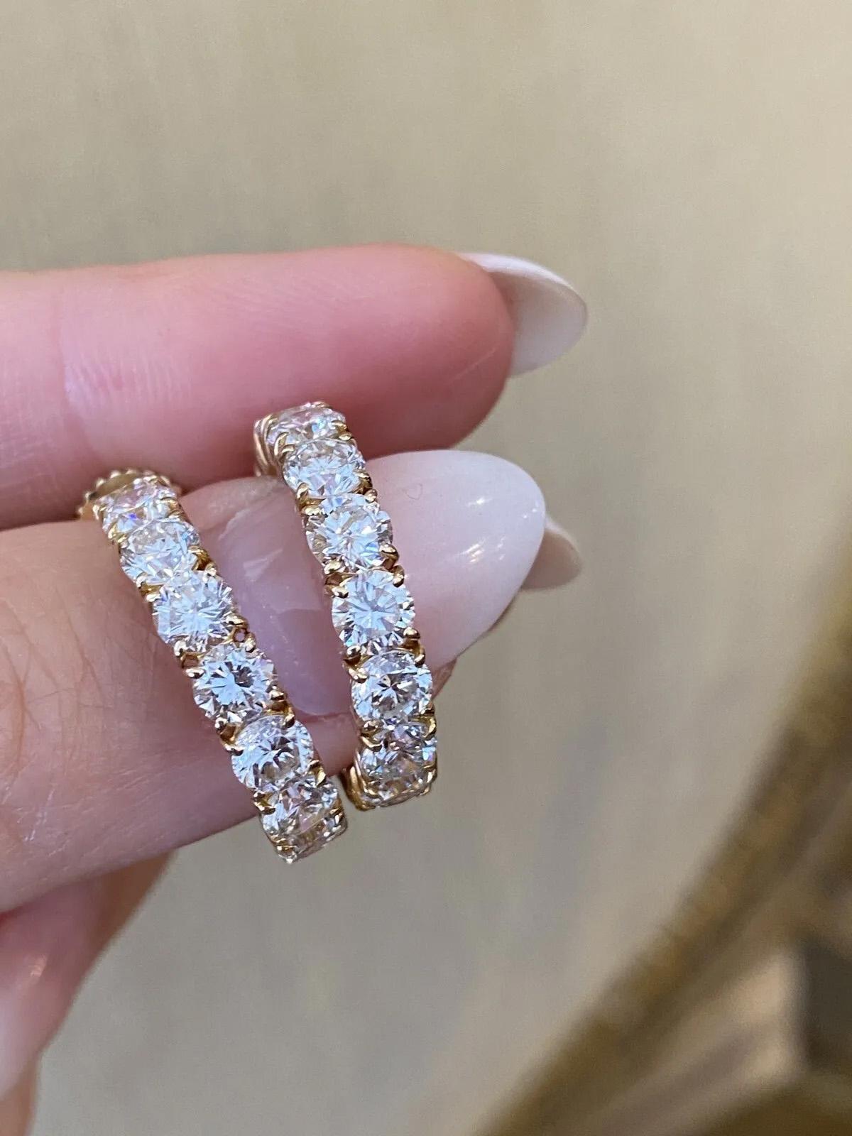 7.44 Carats Total Weight Diamond Hoop Earrings in 18k Yellow Gold

Diamond Hoop Earrings feature one Row of Round Brilliant cut Diamond with 12 Diamond on each hoop set in 18k Yellow Gold. Earrings have posts with butterfly backs.

There are a total