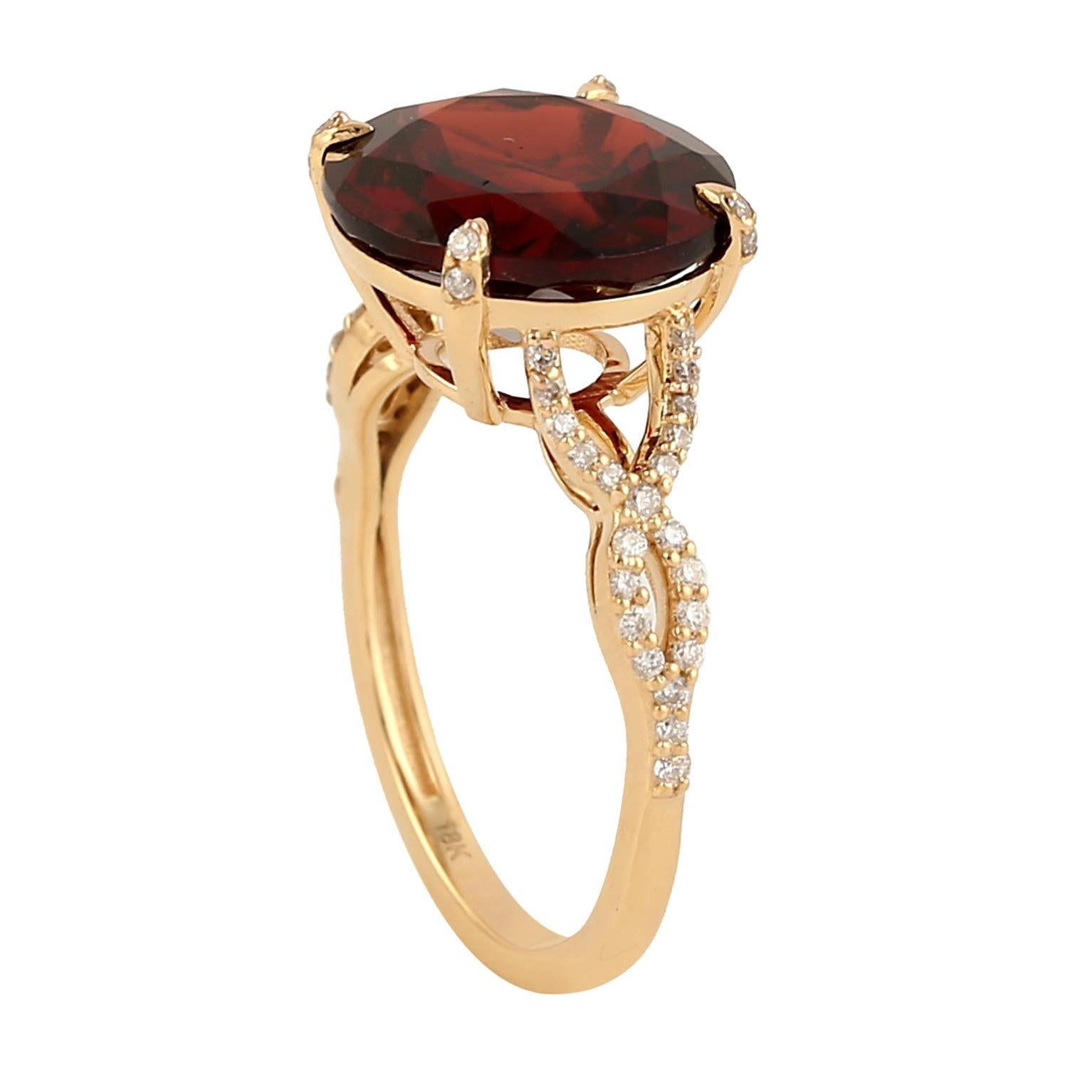 Contemporary 7.44 Ct Garnet Cocktail Ring With Diamonds Made In 18k yellow Gold For Sale