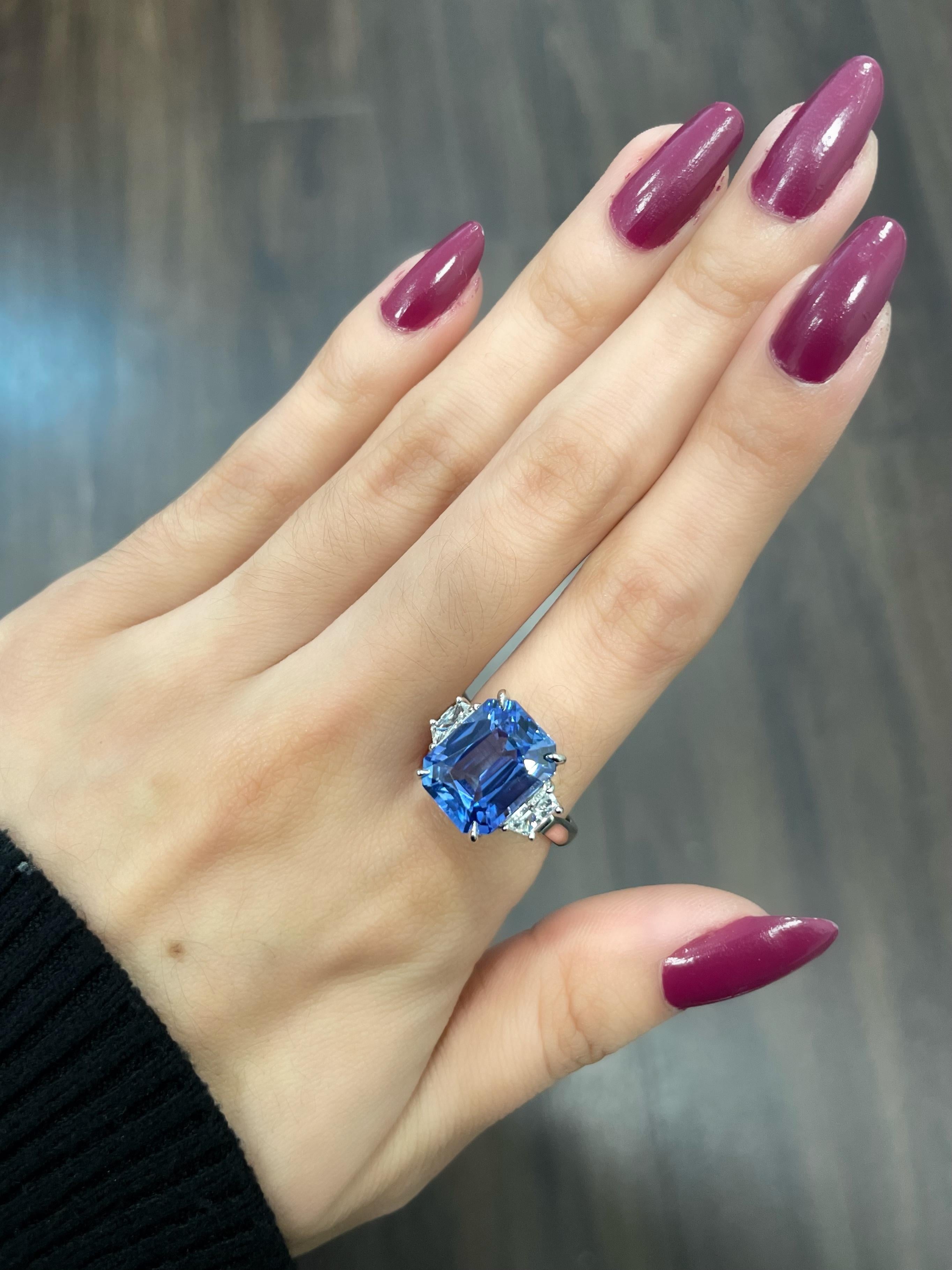 Der Ring mit einem blauen Ceylon-Saphir und Diamanten von 7,45 Karat ist ein atemberaubendes Schmuckstück, das Ihnen den Atem rauben wird. Die tiefblaue Farbe des Saphirs ist wirklich faszinierend und zieht jeden Blick auf sich, der ihn sieht. Der