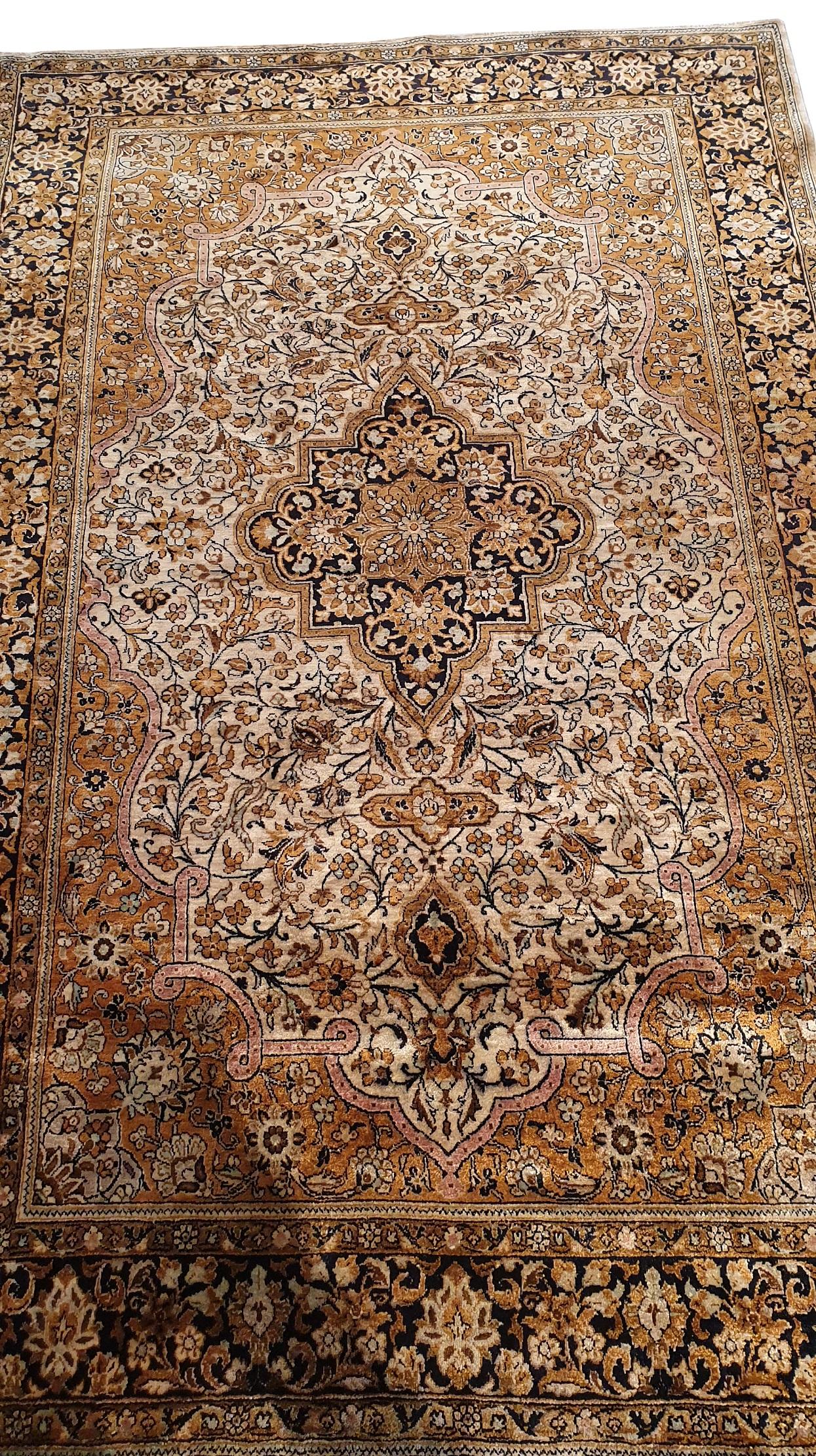 746 - Very beautiful carpet from the mid-20th century with a nice central floral medallion pattern and beautiful colors, entirely and finely hand-knotted with silk velvet on a silk foundation.