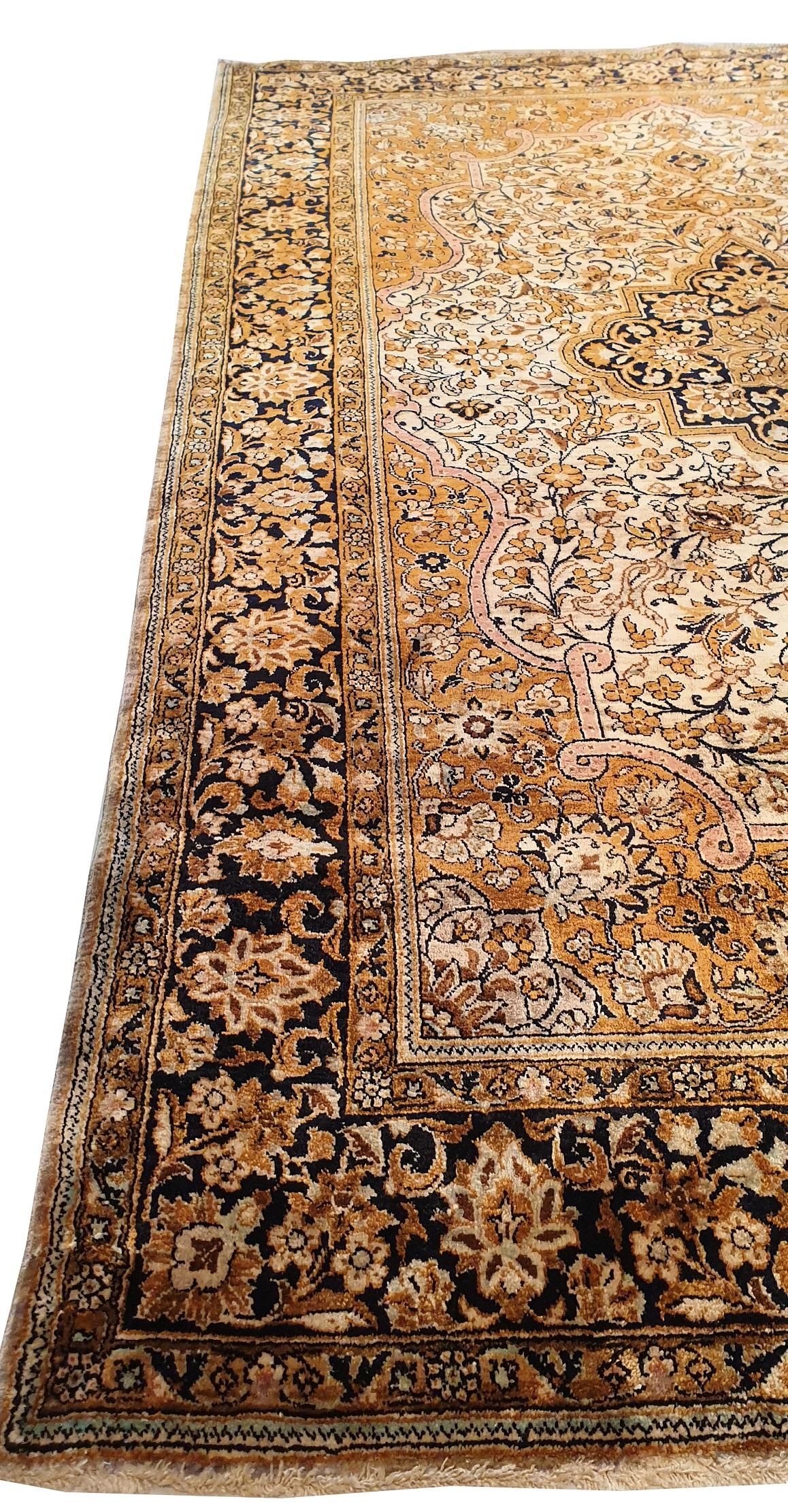746 - Preciosa alfombra de seda Qom vintage en Excelente estado para la venta en Paris, FR