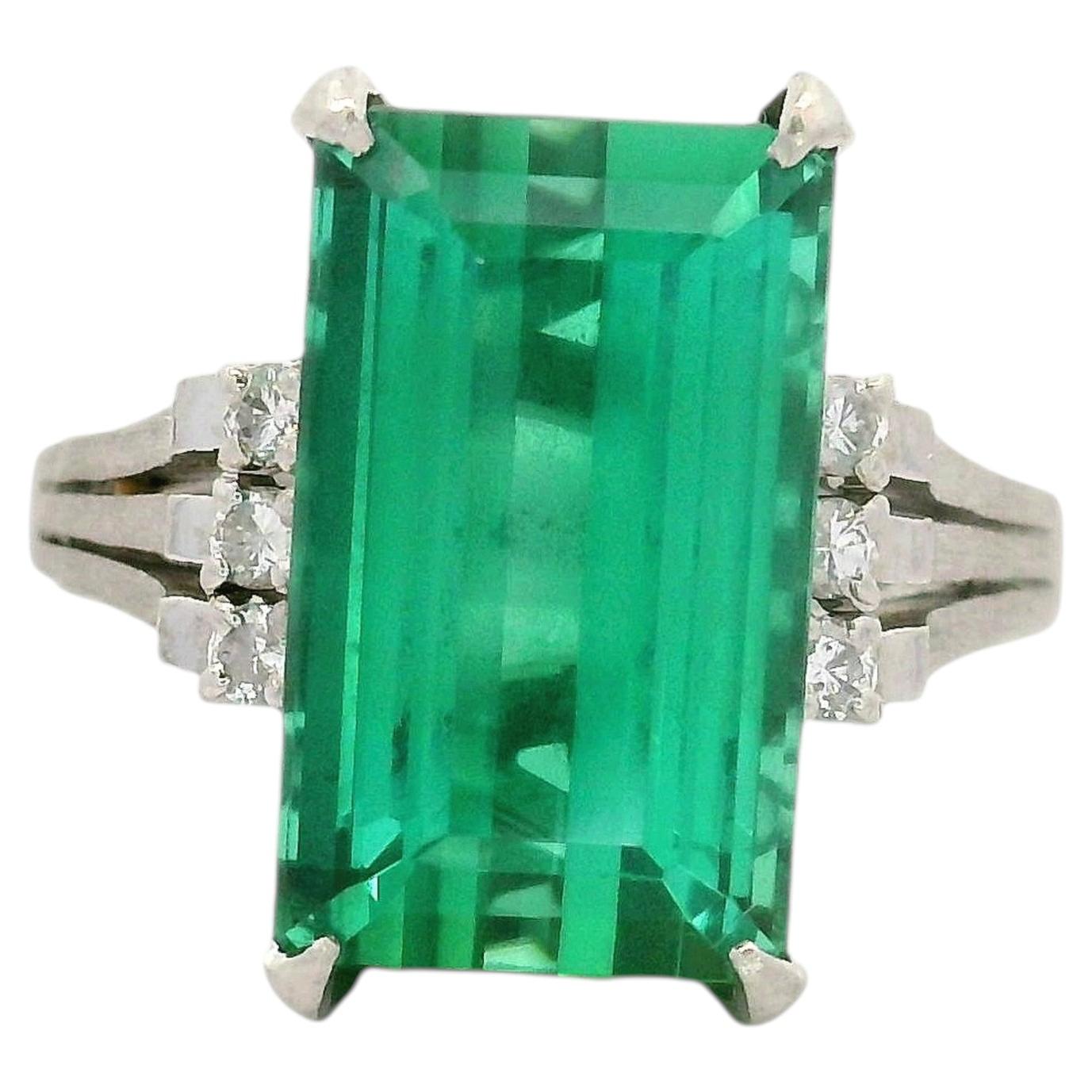 7,46-Karat-Ring aus Platin mit grünem Turmalin und Diamanten im Angebot
