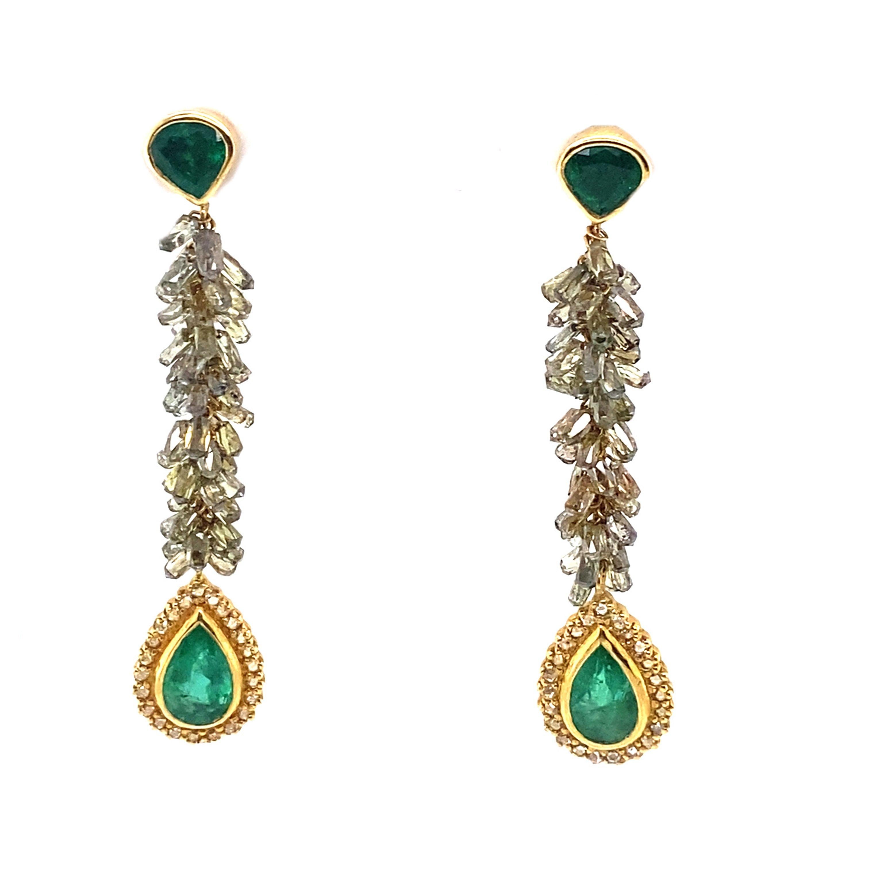 Luminosity-Ohrringe aus 20 Karat Gelbgold mit 2,65 Karat braunen Diamantperlen und 7,46 Karat birnenförmigen Smaragden. Diese Ohrringe sind mit 0,27 Karat reiner Qualität Rose-Cut Diamanten als gut.