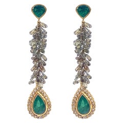 Pendants d'oreilles en émeraudes en forme de poire de 7,46 carats avec diamants