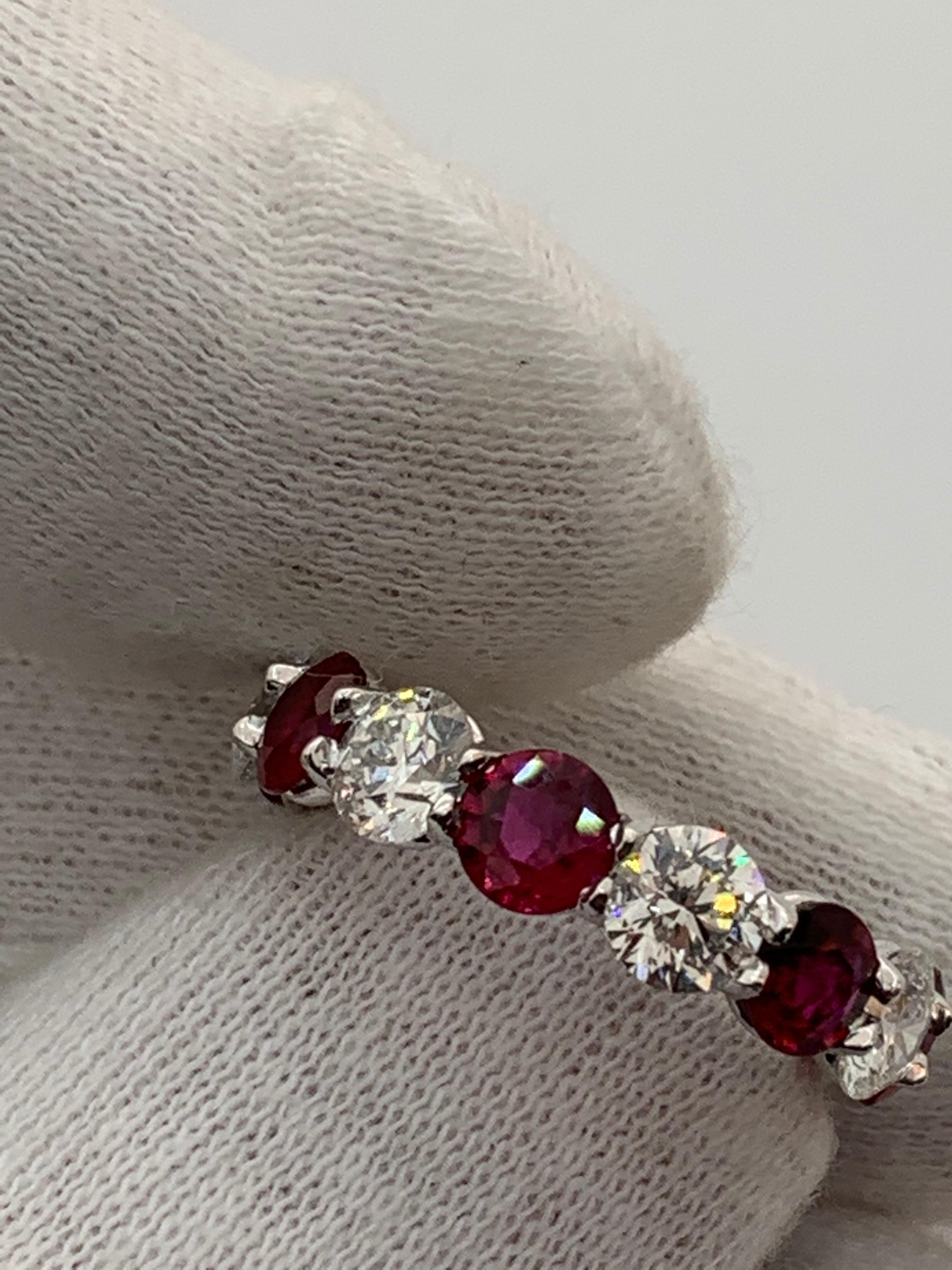 This beautiful Ring features 7 
