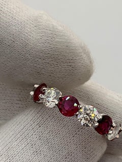 7,46 Karat Rubin und runder Diamant Ewigkeitsring