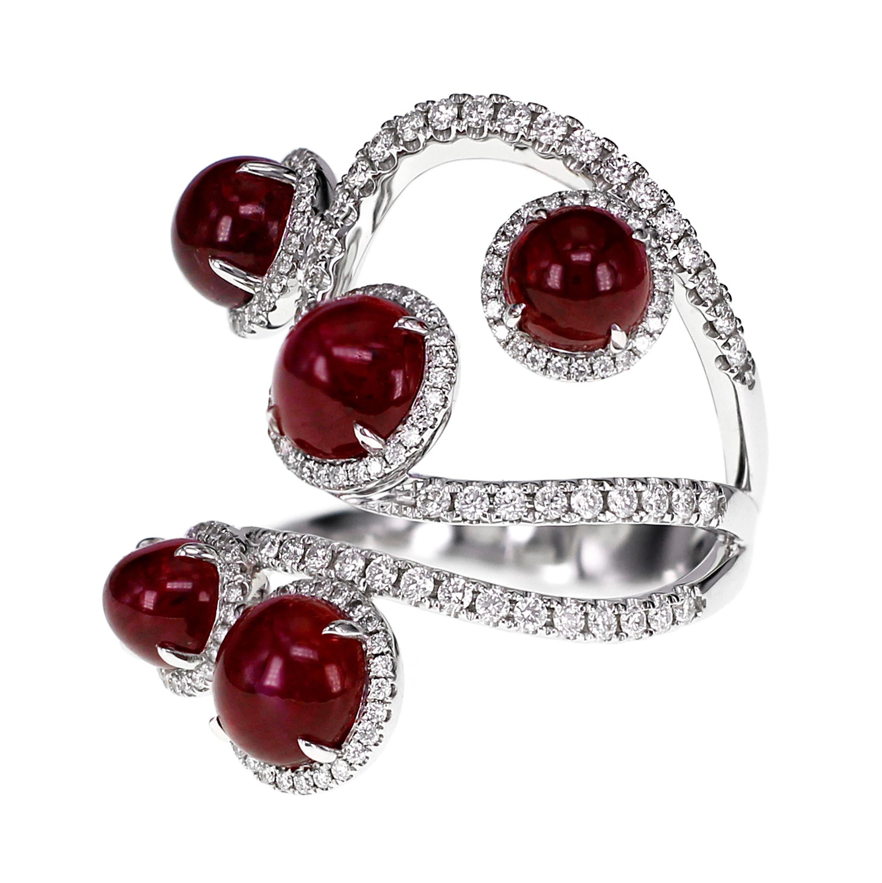 Cette bague unique est composée d'un cabochon rouge vif de 7,46 carats de rubis du Mozambique et de 0,73 carats de diamants blancs.
Détails de la bague :
Couleur : F
Clarté : VS
Taille de l'anneau : 6.5