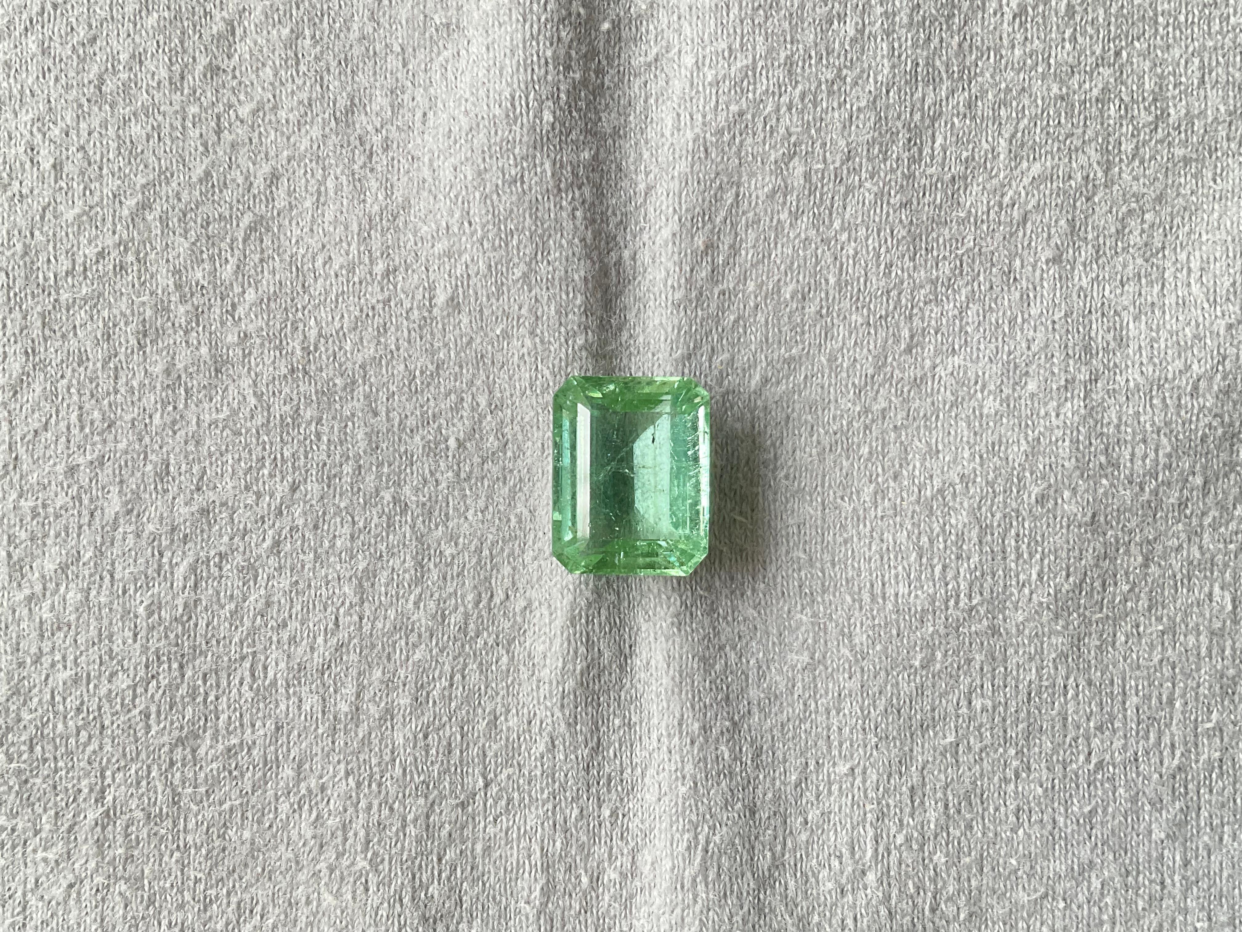 Art déco Pierre naturelle de 7.46 carats, tourmaline verte octogonale taillée à facettes de qualité supérieure en vente