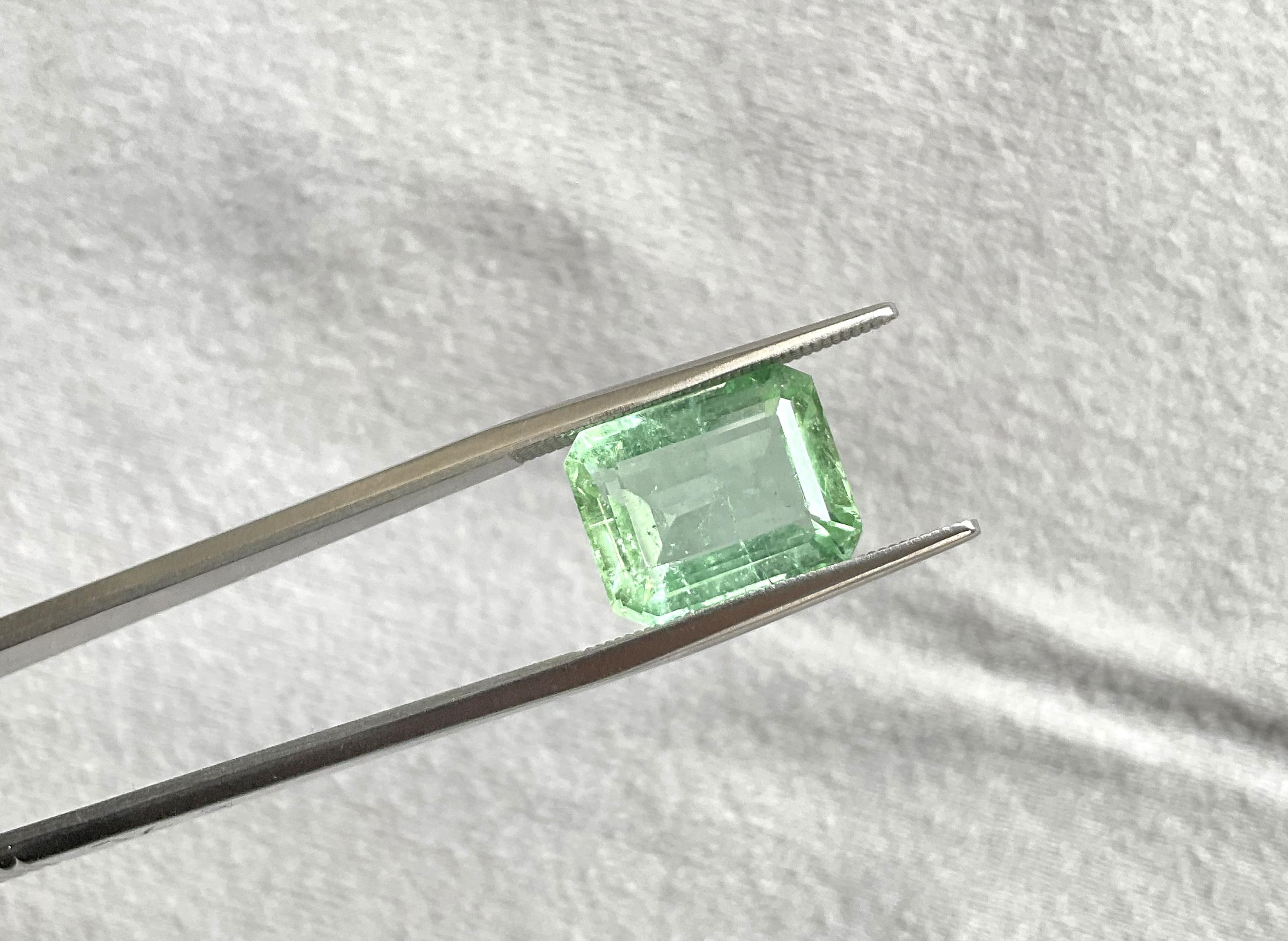 Taille octogone Pierre naturelle de 7.46 carats, tourmaline verte octogonale taillée à facettes de qualité supérieure en vente