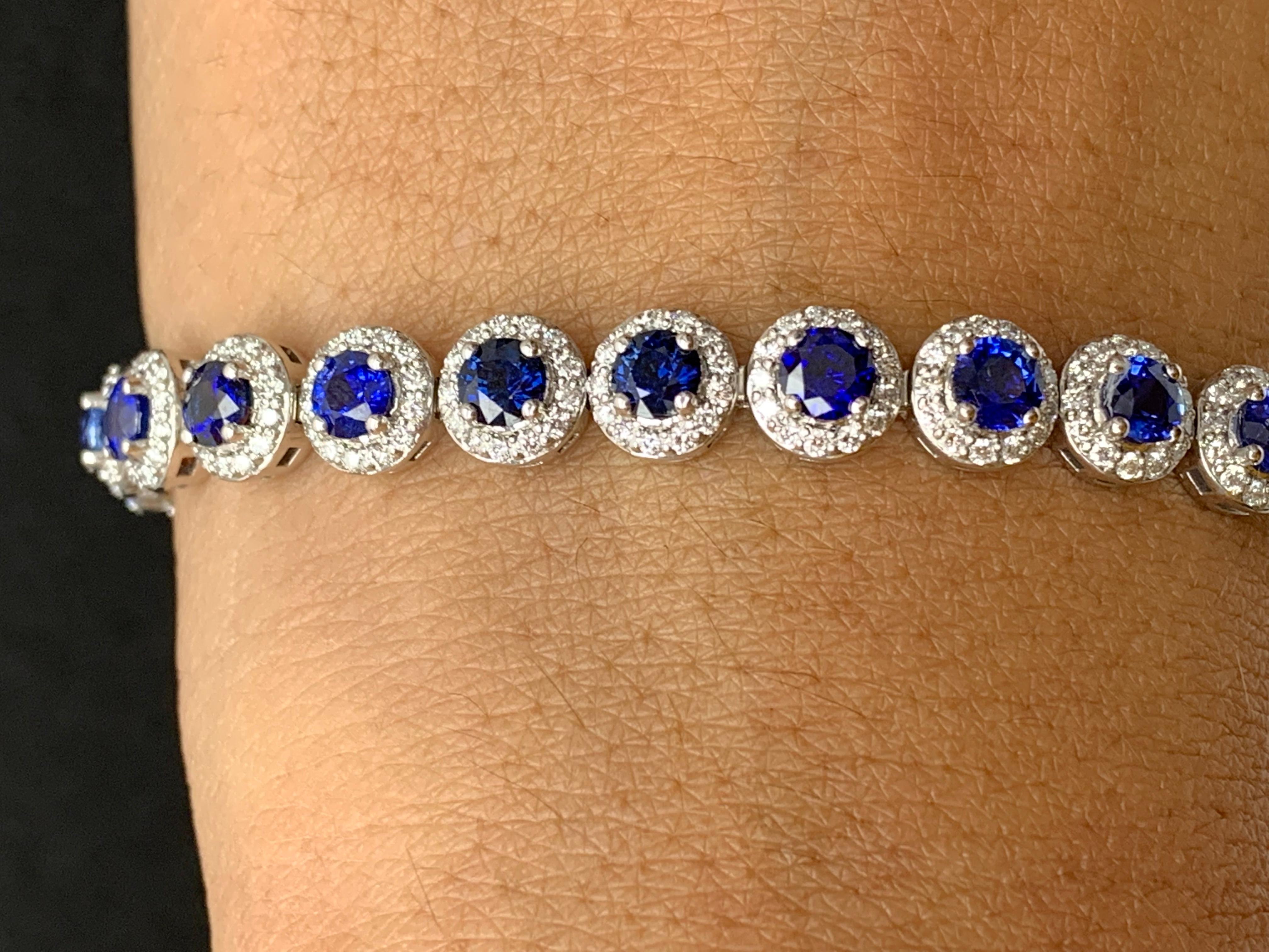 Esta magnífica pulsera presenta 26 zafiros azules brillantes redondos con un peso total de 7,47 quilates. Cada piedra está rodeada por una hilera de pequeños diamantes redondos de 2,31 quilates en total. Engarzado en oro blanco de 14