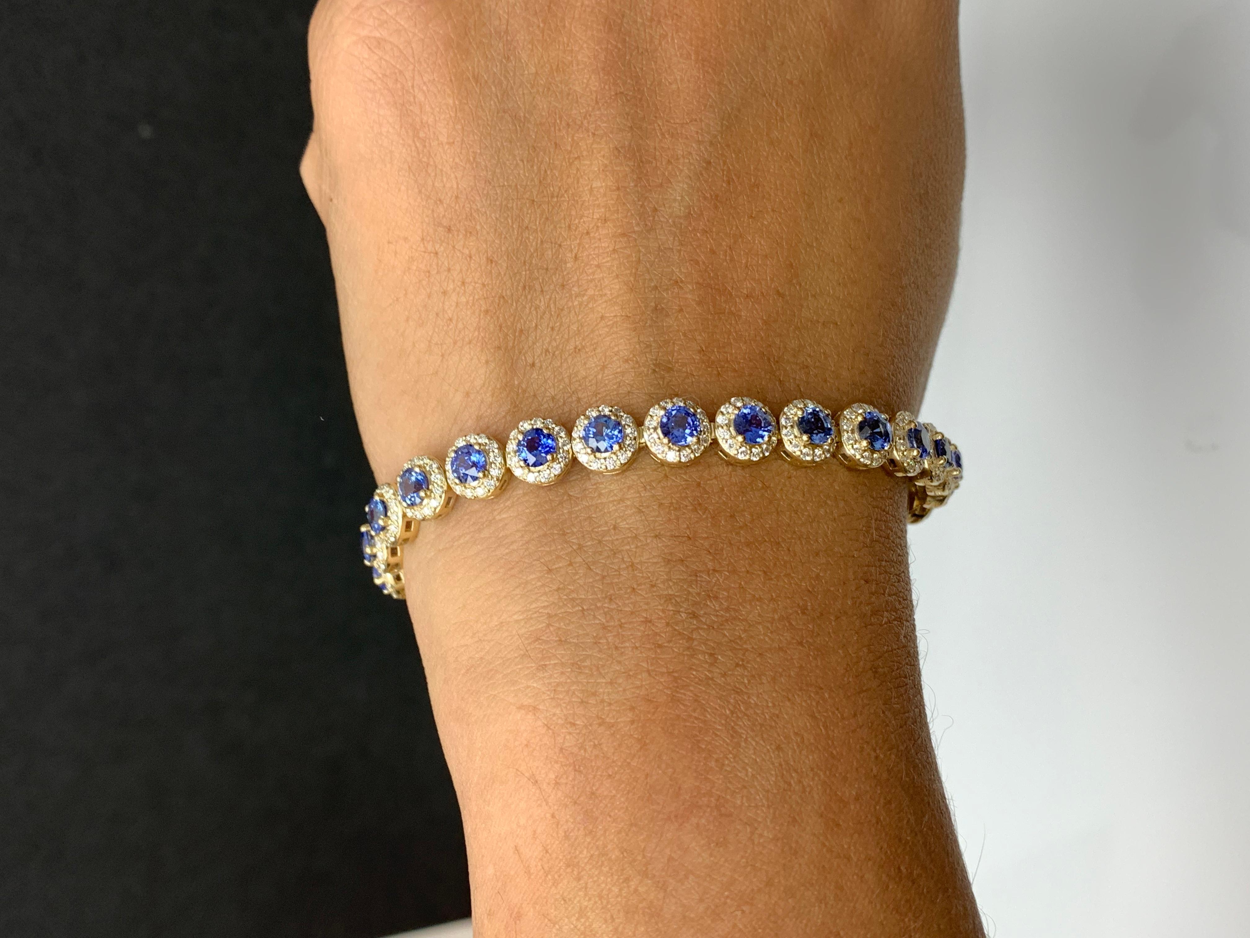 Esta magnífica pulsera presenta 26 zafiros azules brillantes redondos con un peso total de 7,47 quilates. Cada piedra está rodeada por una hilera de pequeños diamantes redondos de 2,31 quilates en total. Engastado en oro amarillo de 14
