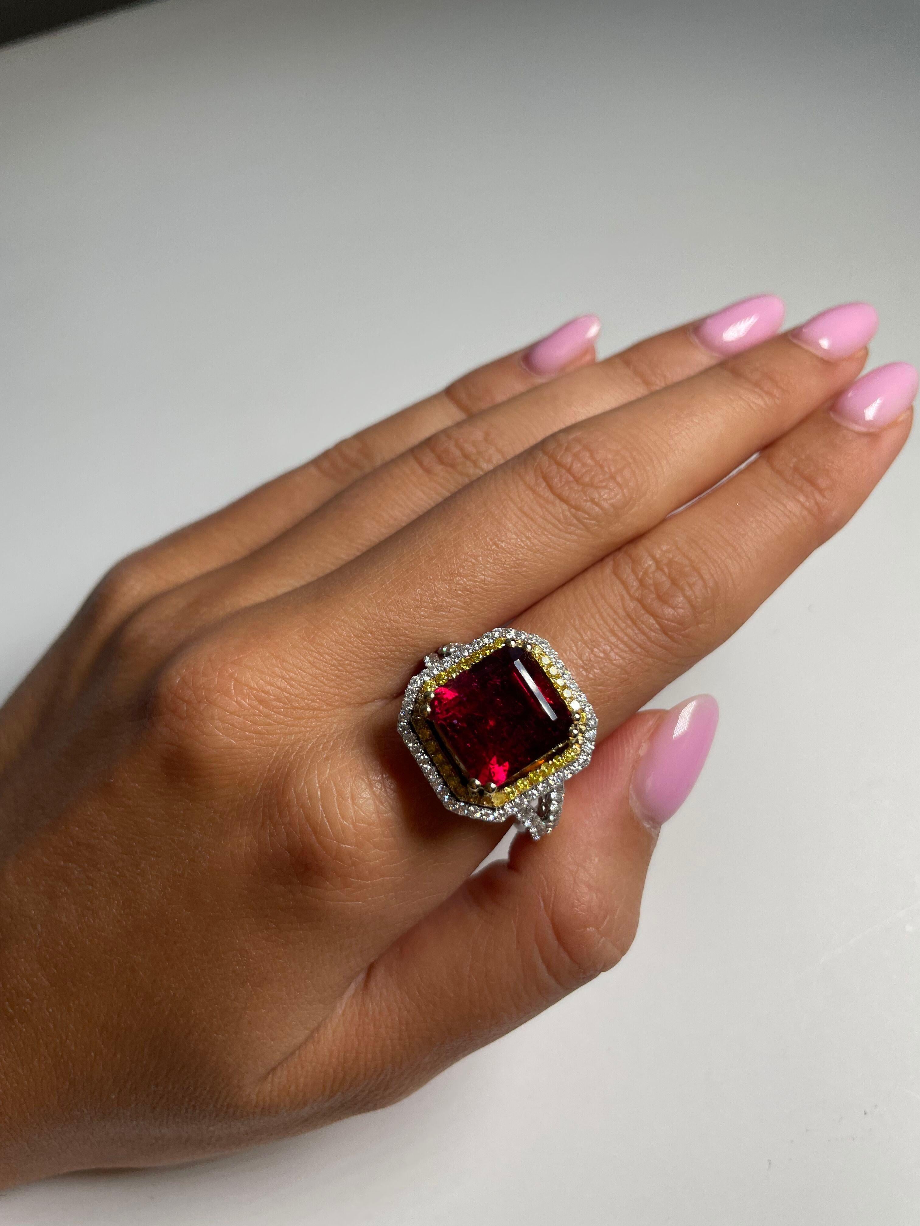 Bague double halo de tourmaline rouge de 7,47 carats et diamant jaune sertie en or 18 carats. Neuf - En vente à New York, NY