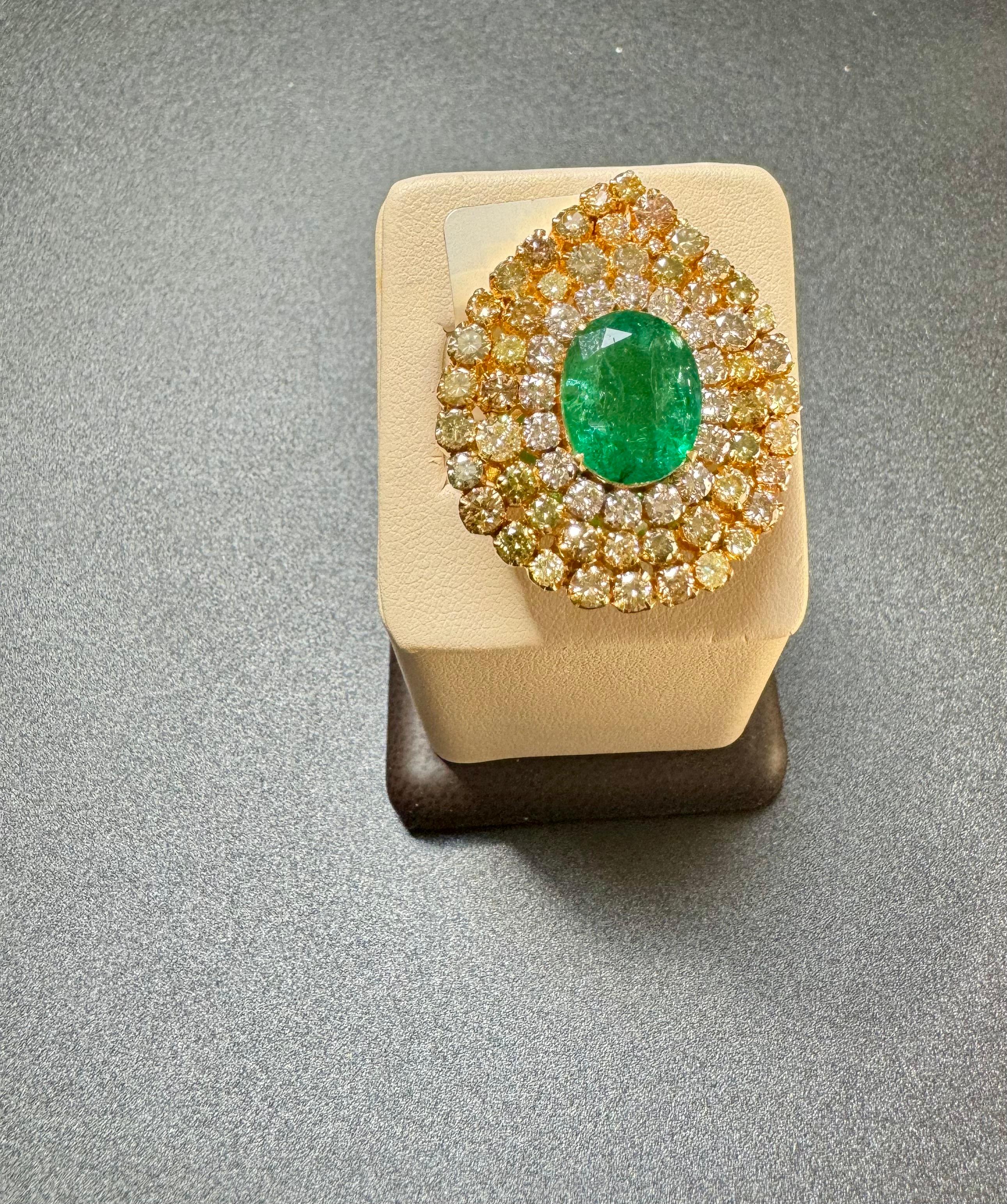 Women's or Men's 7.47 Natural Zambian Emerald & 5.64 Cts Diamond 18 Karat Yellow Gold Ring Size 6 For Sale