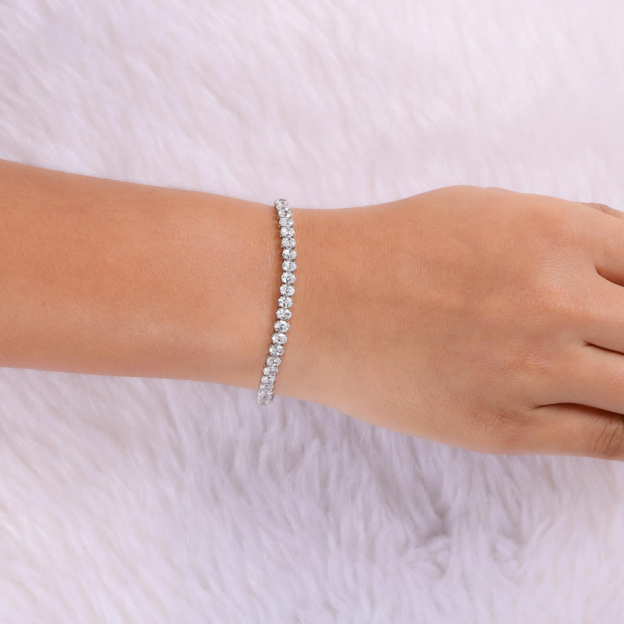 Questo bracciale tennis con diamanti naturali da 7,48 carati in oro bianco 14 carati è caratterizzato da diamanti ovali in linea. Ogni diamante ovale è incastonato singolarmente, probabilmente con una montatura a quattro punte.
I diamanti sono un
