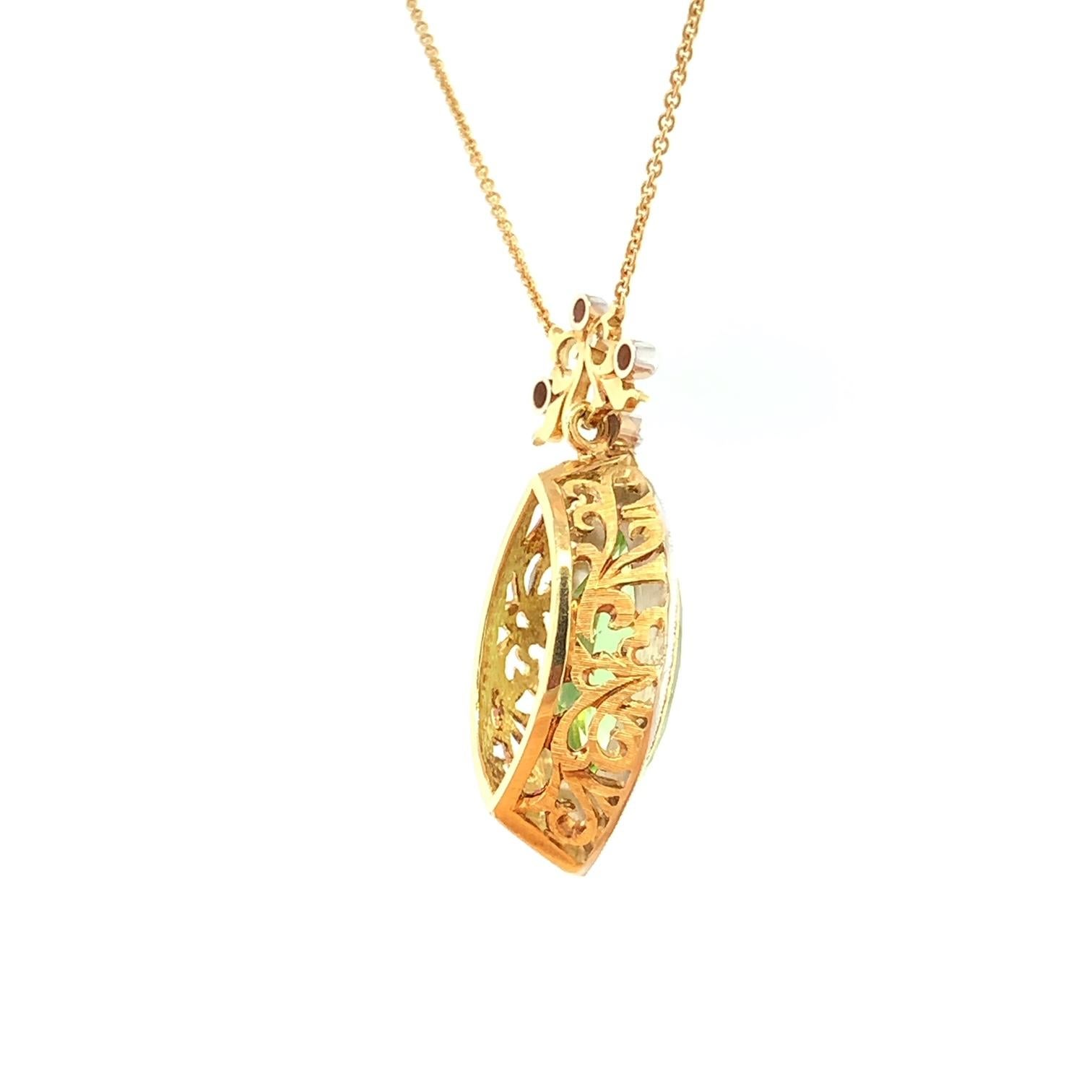 Collar Halo de Diamantes y Marquesa de Peridoto de 7,48 Quilates en Oro Amarillo de 18k en Nuevo estado para la venta en Los Angeles, CA
