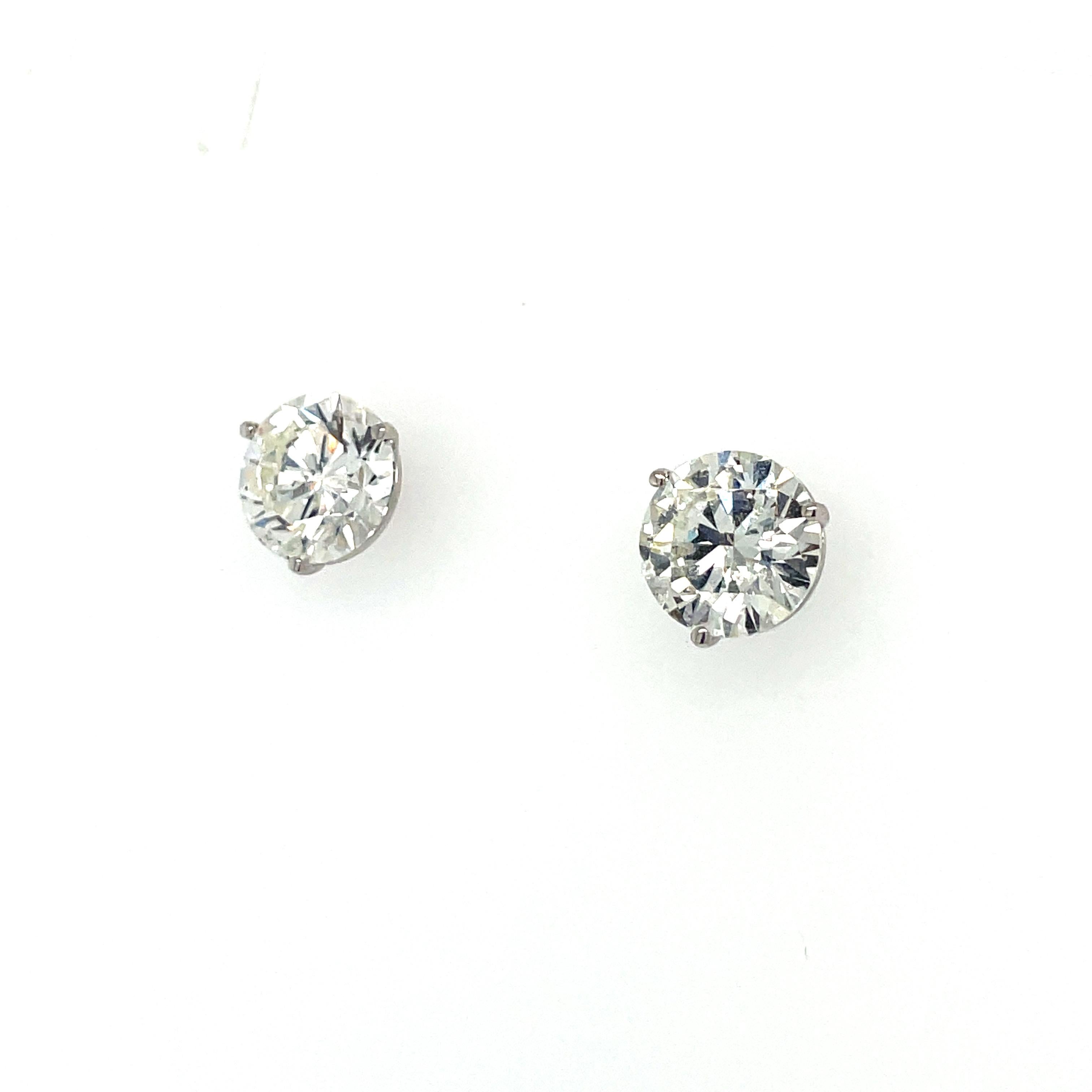 Clous d'oreilles à diamants ronds taille brillant de 7.48 carat Excellent état - En vente à Chicago, IL