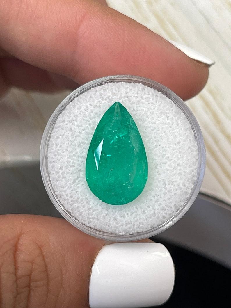 A. Stone: Smeraldo
Peso: 7,49 carati
Forma: Taglio a pera
Chiarezza: Semi-trasparente
Lucentezza: Molto buono
Colore: verde medio intenso
Misure: 18,10 mm x 10,75 mm x 7,39 mm
Origine geografica: Colombia
Trattamento: Naturale, oliatura

Commenti: A