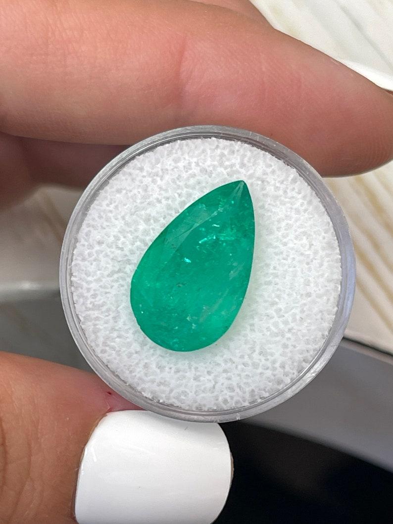 Moderno Smeraldo colombiano verde da 7,49 carati 18x11 - Gemma di maggio con taglio a pera in vendita