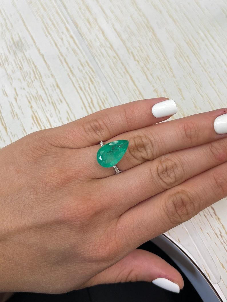 Smeraldo colombiano verde da 7,49 carati 18x11 - Gemma di maggio con taglio a pera in vendita 1