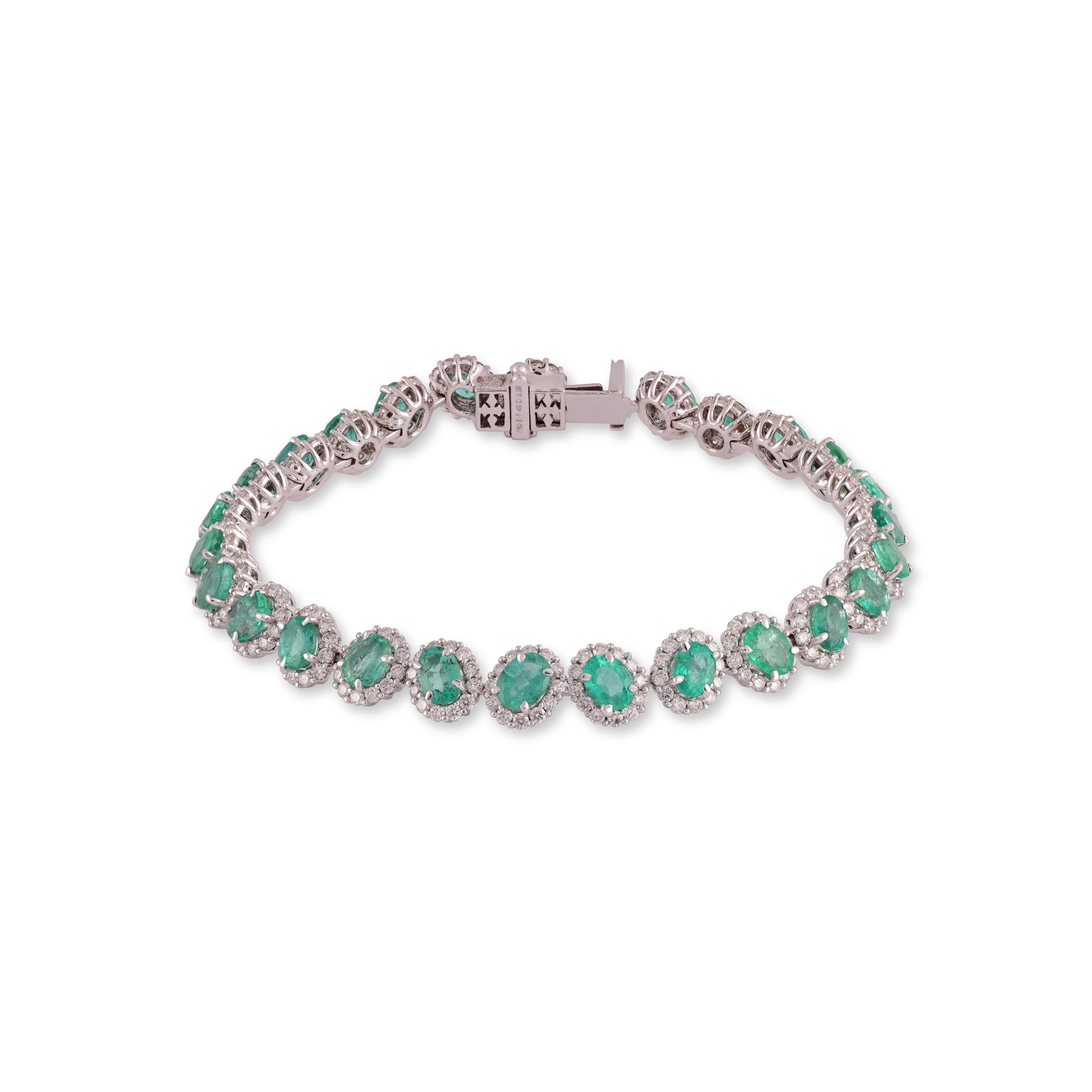 Contemporary 7.49 Carat  Clear Emerald  and Diamond Bracelet in 18k White Gold For Sale