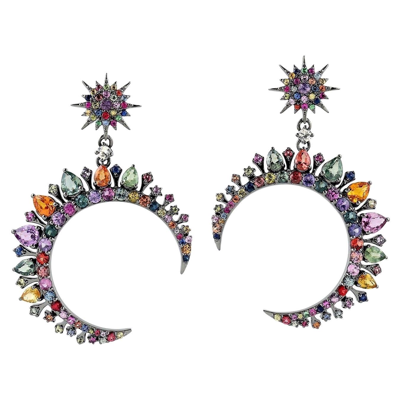 Boucles d'oreilles en forme de croissant en or 18 carats avec saphirs multicolores de 7,49 carats