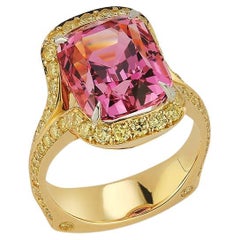 Bague de 7,49 carats en spinelle rose pêche avec 0,94 carats de diamants jaunes intenses