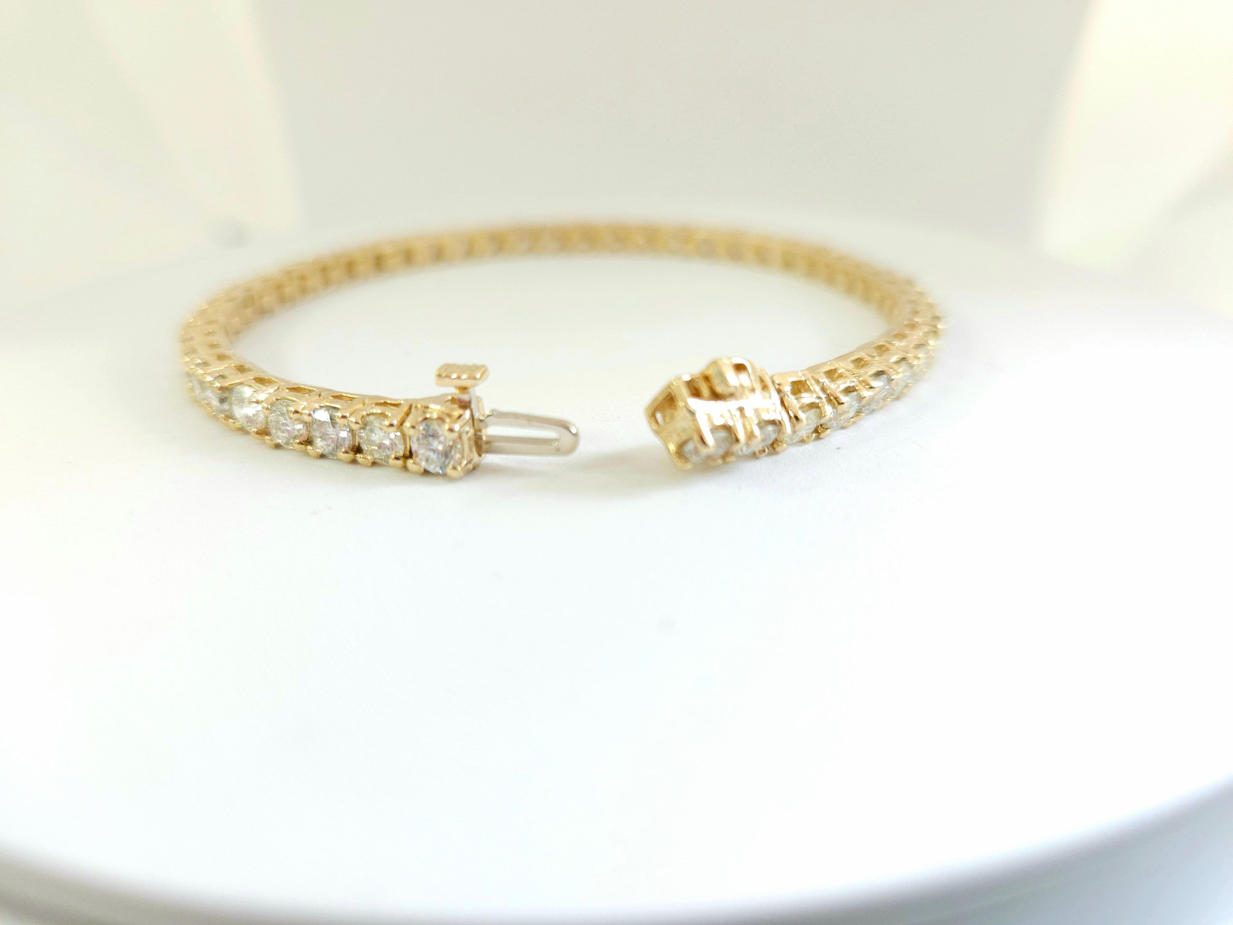 Taille ronde Bracelet de tennis en or jaune 14 carats avec diamants ronds taillés en brillant de 7,49 carats en vente