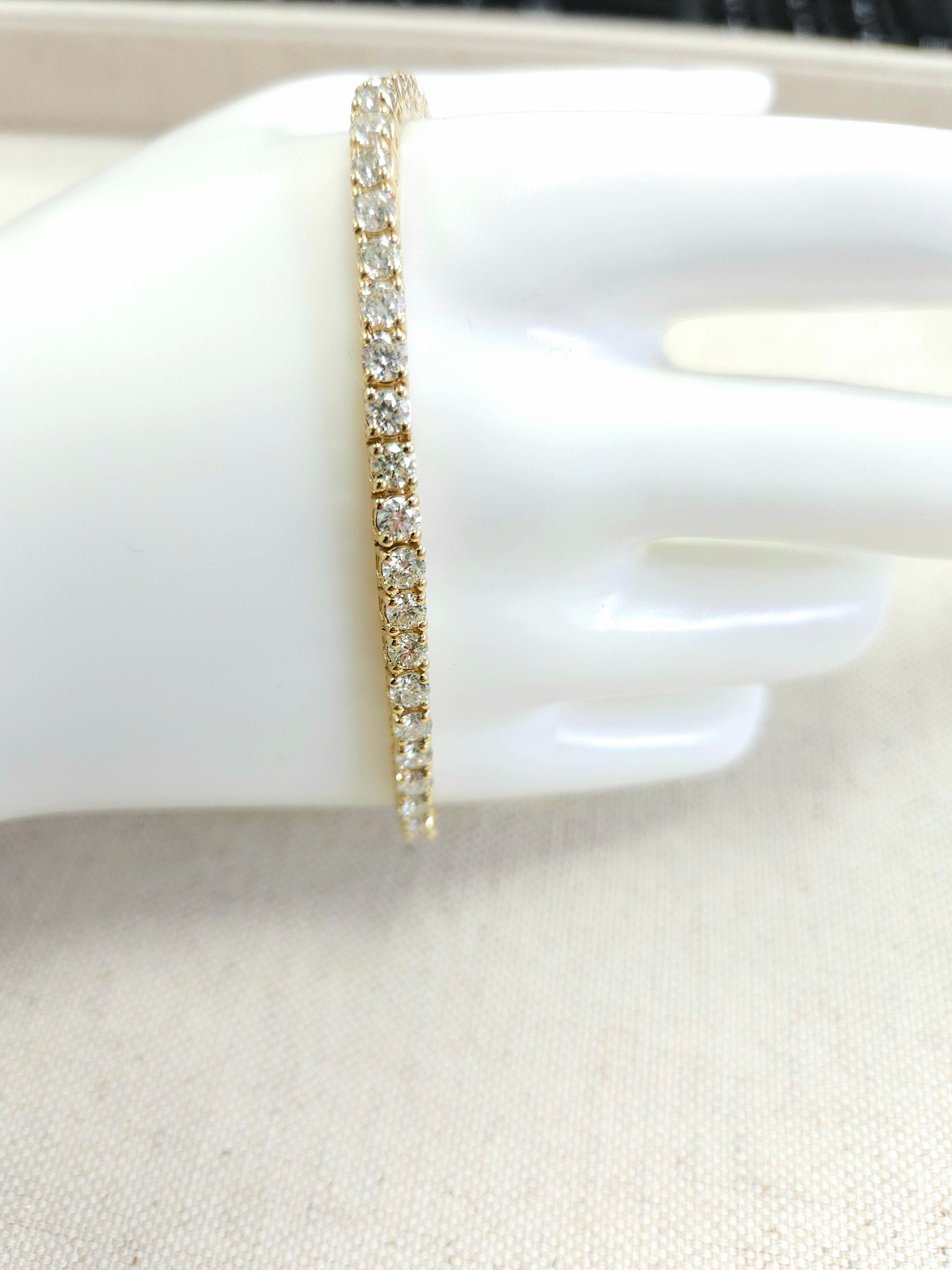 Bracelet de tennis en or jaune 14 carats avec diamants ronds taillés en brillant de 7,49 carats en vente 1