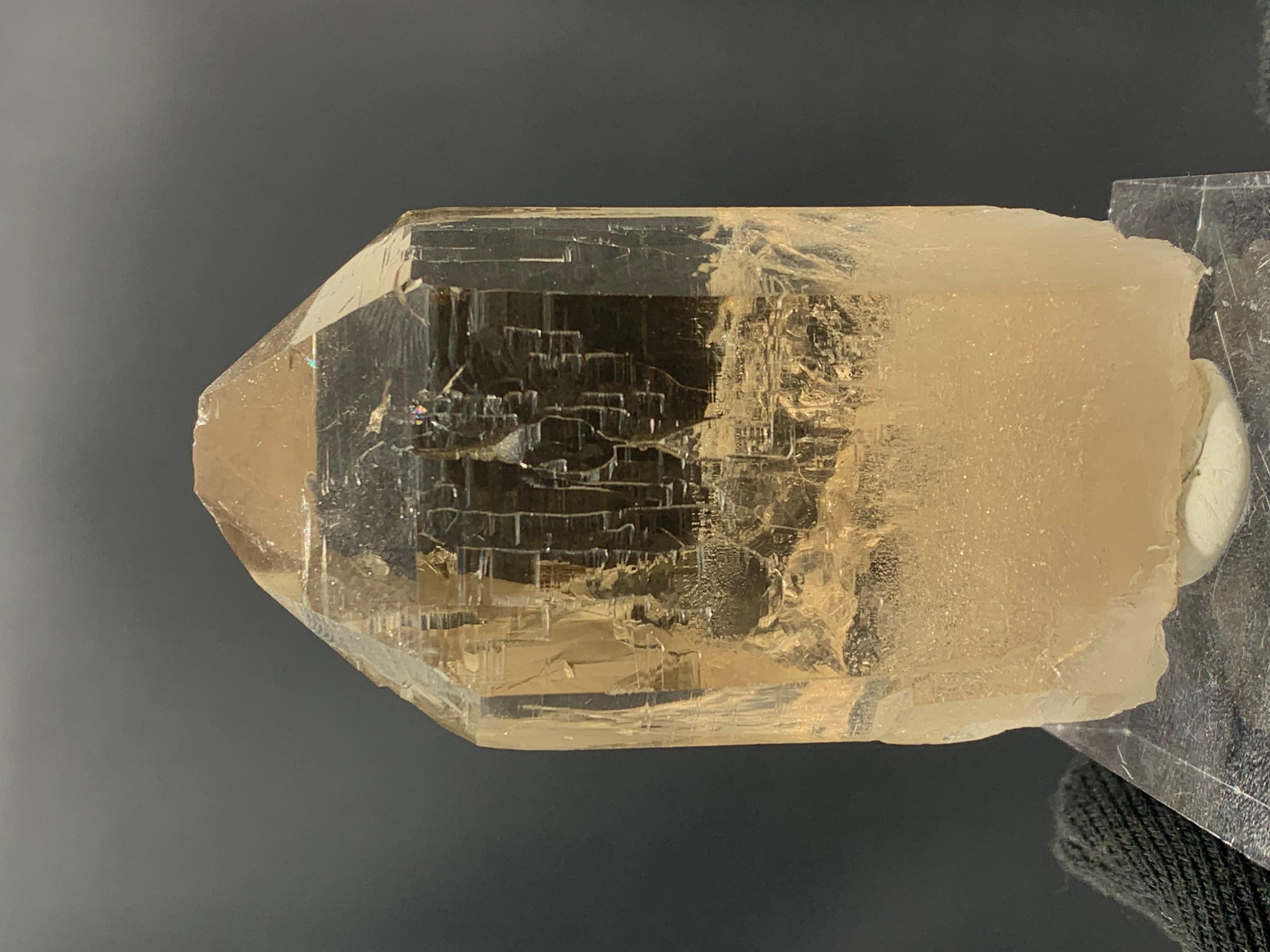 Quarzo finestra affascinante dal Balochistan, Pakistan 
Peso: 74,91 grammi 
Dimensioni: 6,4 x 3,5 x 2,2 cm 
Origine : Balochistan, Pakistan 

Il quarzo a finestra è il nome dato a una punta di quarzo naturale che presenta una faccia a forma di