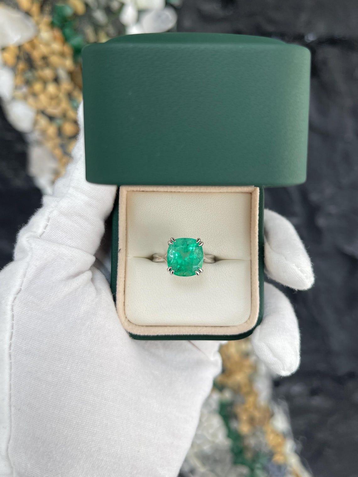 7,49 Karat Platin Cushion Cut kolumbianischer Smaragd Solitär Verlobungsring (Moderne) im Angebot