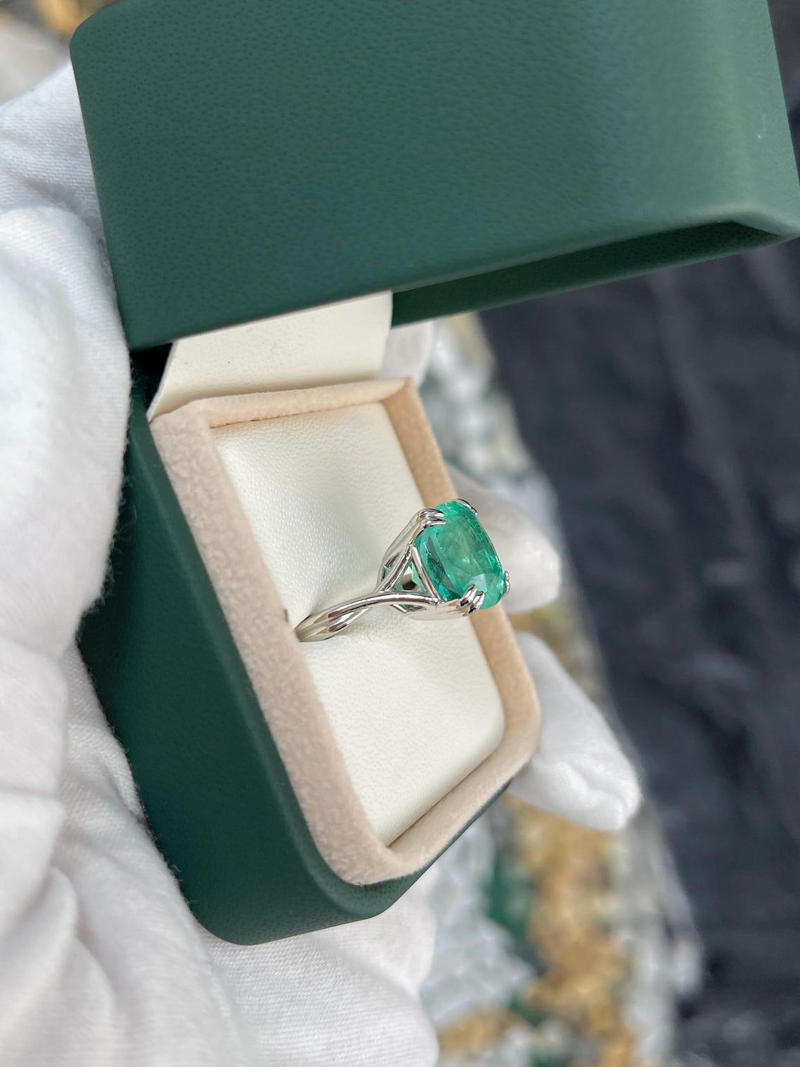 7,49 Karat Platin Cushion Cut kolumbianischer Smaragd Solitär Verlobungsring (Kissenschliff) im Angebot