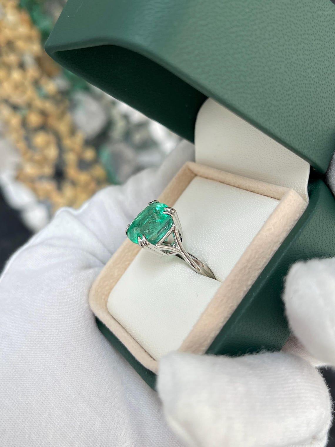 7,49 Karat Platin Cushion Cut kolumbianischer Smaragd Solitär Verlobungsring im Zustand „Neu“ im Angebot in Jupiter, FL