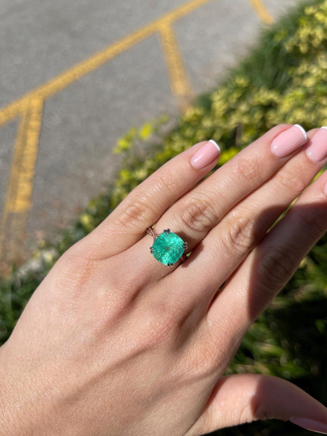 7,49 Karat Platin Cushion Cut kolumbianischer Smaragd Solitär Verlobungsring Damen im Angebot