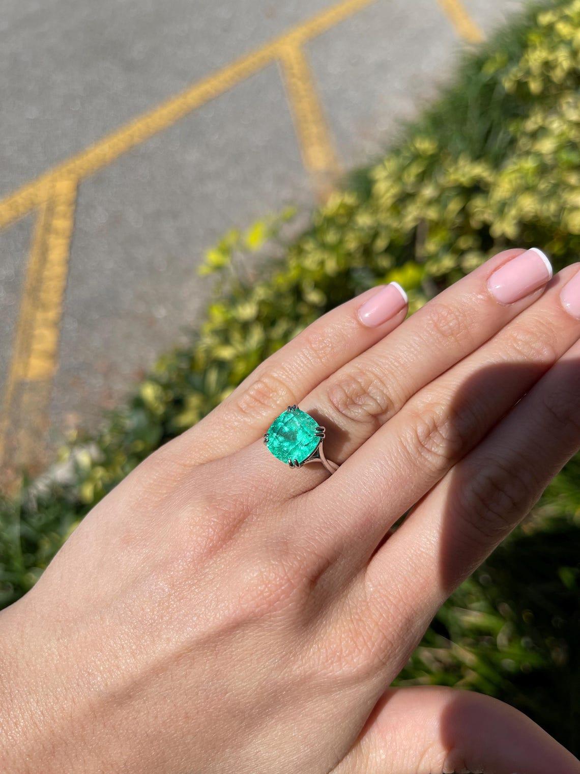 7,49 Karat Platin Cushion Cut kolumbianischer Smaragd Solitär Verlobungsring im Angebot 1