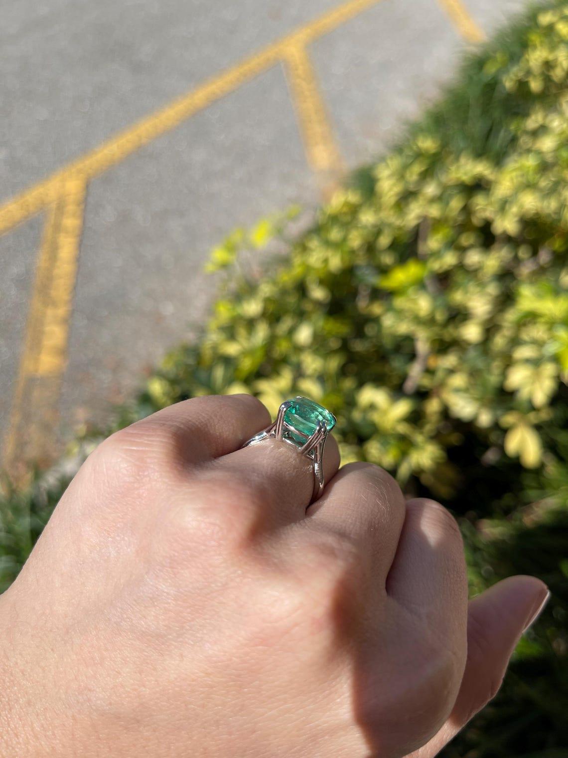 7,49 Karat Platin Cushion Cut kolumbianischer Smaragd Solitär Verlobungsring im Angebot 3