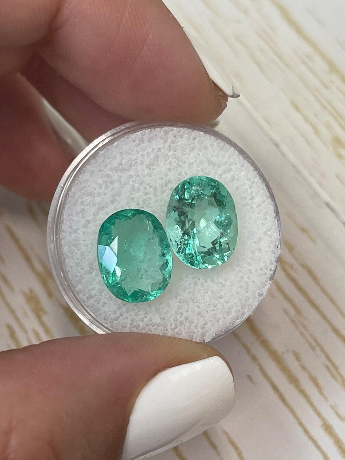 A. Stone: Smeraldo
Peso totale: 7,49-tcw
Forma: Taglio ovale
Chiarezza: Trasparente
Lucentezza: Molto buono
Colore: Verde chiaro
Misure: 11,44mm x 8,98mm x 4,90mm // 11,40mm x 8,98mm x 6,97mm
Origine geografica: Colombia
Trattamento: Naturale,