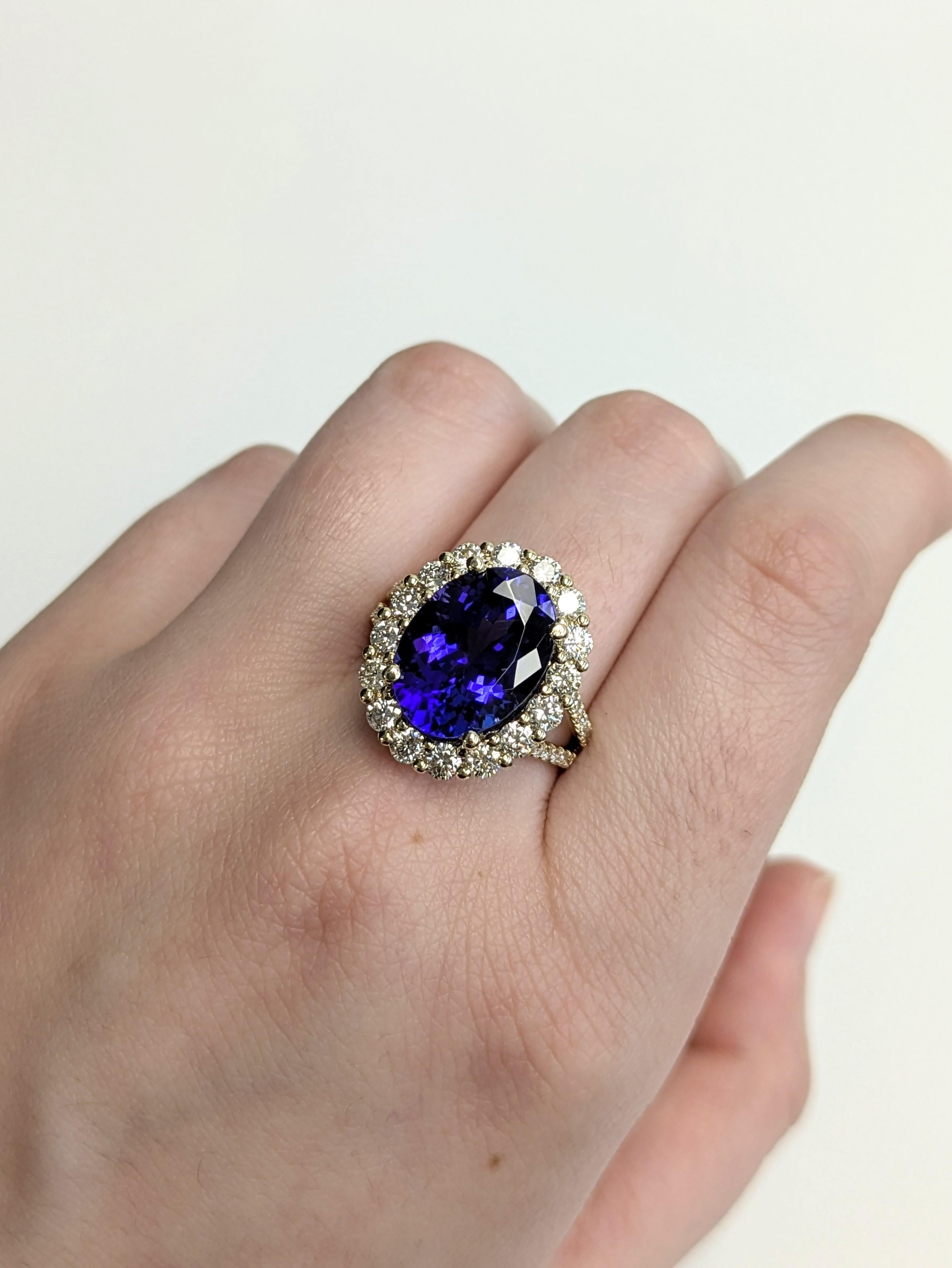 Fai girare la testa con questo anello con tanzanite deluxe AAA da 7,41 carati, con una gemma ovale da 14x10 mm circondata da un'aureola di diamanti. Realizzato in oro massiccio 14 carati con gambo diviso e ornato di diamanti naturali, è
