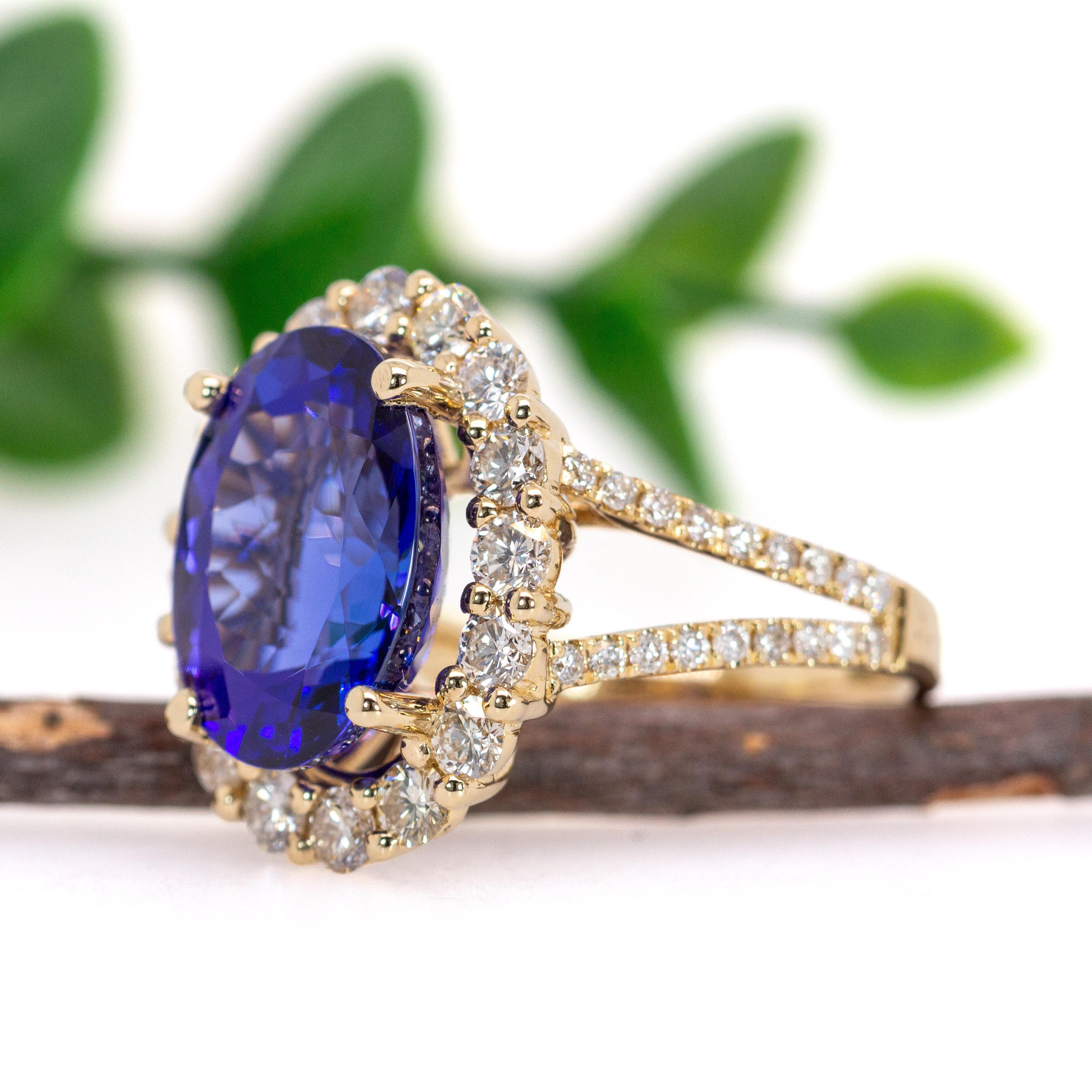 Taglio ovale Anello di tanzanite deluxe AAA da 7,4 carati con diamanti naturali in oro massiccio 14K OV 14x10mm in vendita