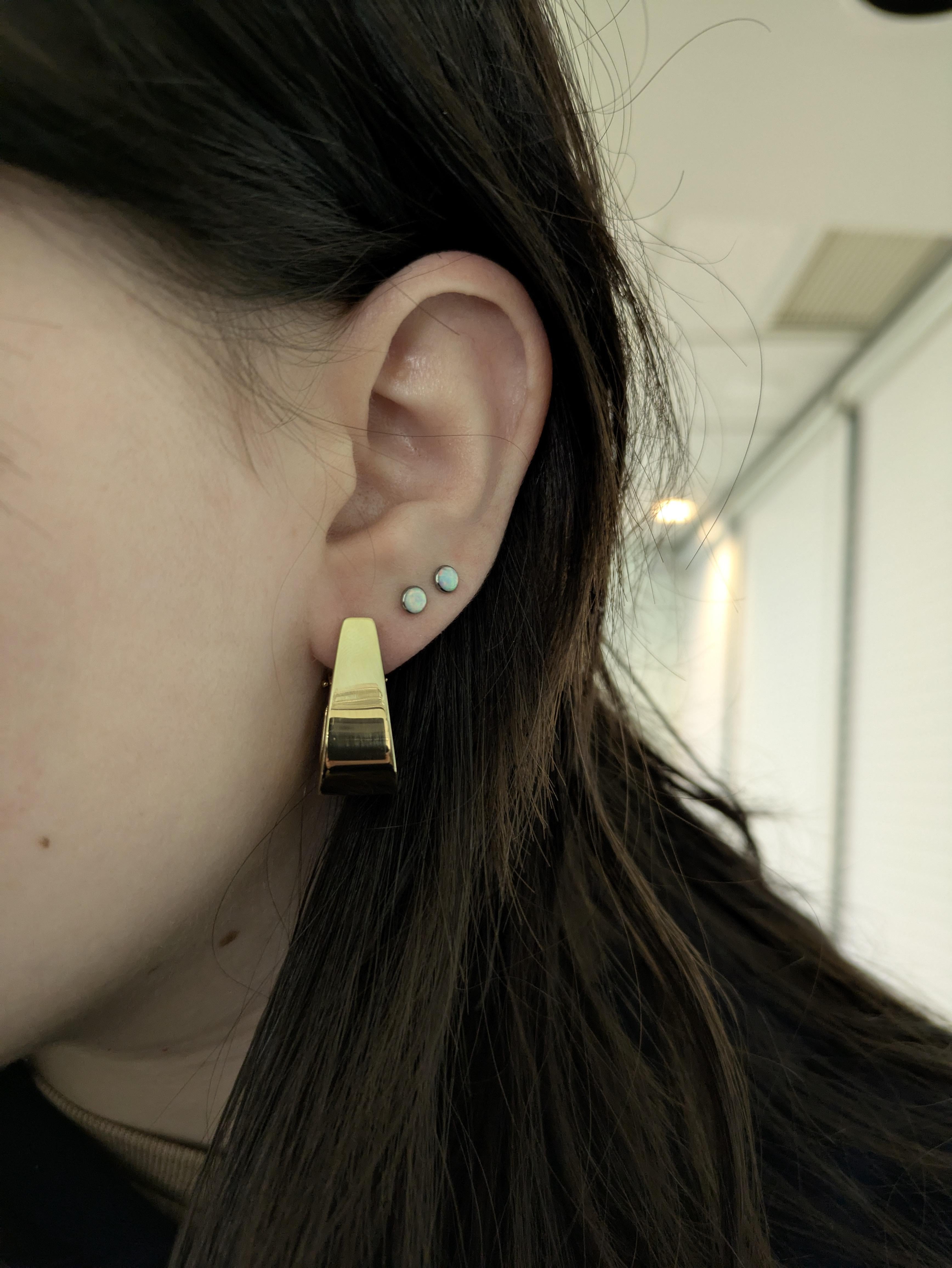 Elegantes pendientes de aro de oro amarillo macizo de 14k, elaborados con sofisticación atemporal y un radiante brillo dorado. Estas piezas de Estate Jewelry ofrecen un encanto clásico y un lujo cotidiano, perfecto para añadir un toque de refinada