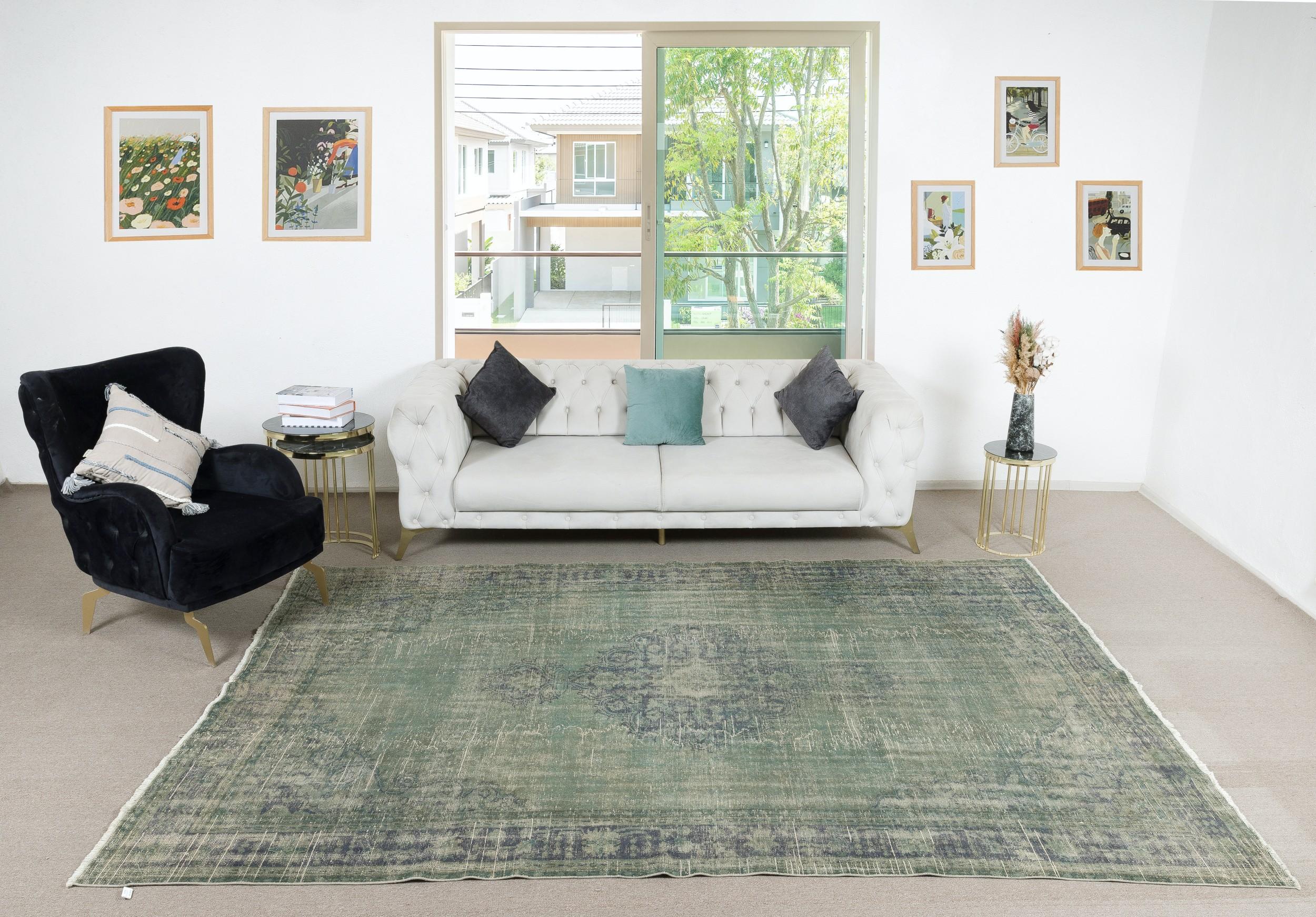 Nuestras alfombras sobreteñidas son todas piezas vintage anudadas a mano que se recrean en nuestro taller para atender a una gama más amplia de opciones de interiorismo, desde moderno a costero, desde industrial a rústico/cottage. Estas alfombras de