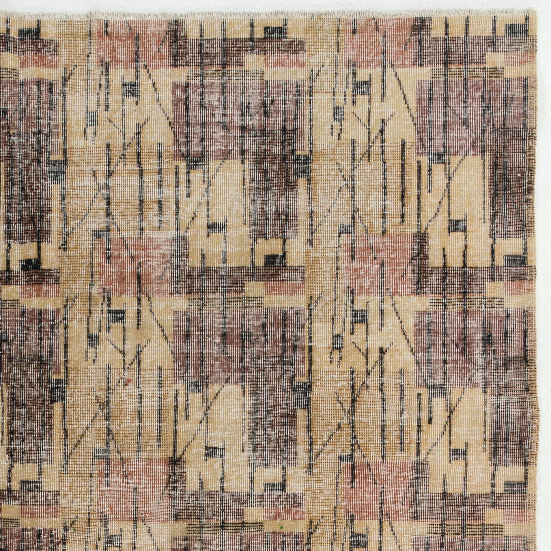 Una rara alfombra turca abstracta moderna de mediados de siglo diseñada por el famoso cantante y artista Zeki Muren,
(1931-1996). 
Tamaño: 225 x 330 cm (7,4 x 11 pies)