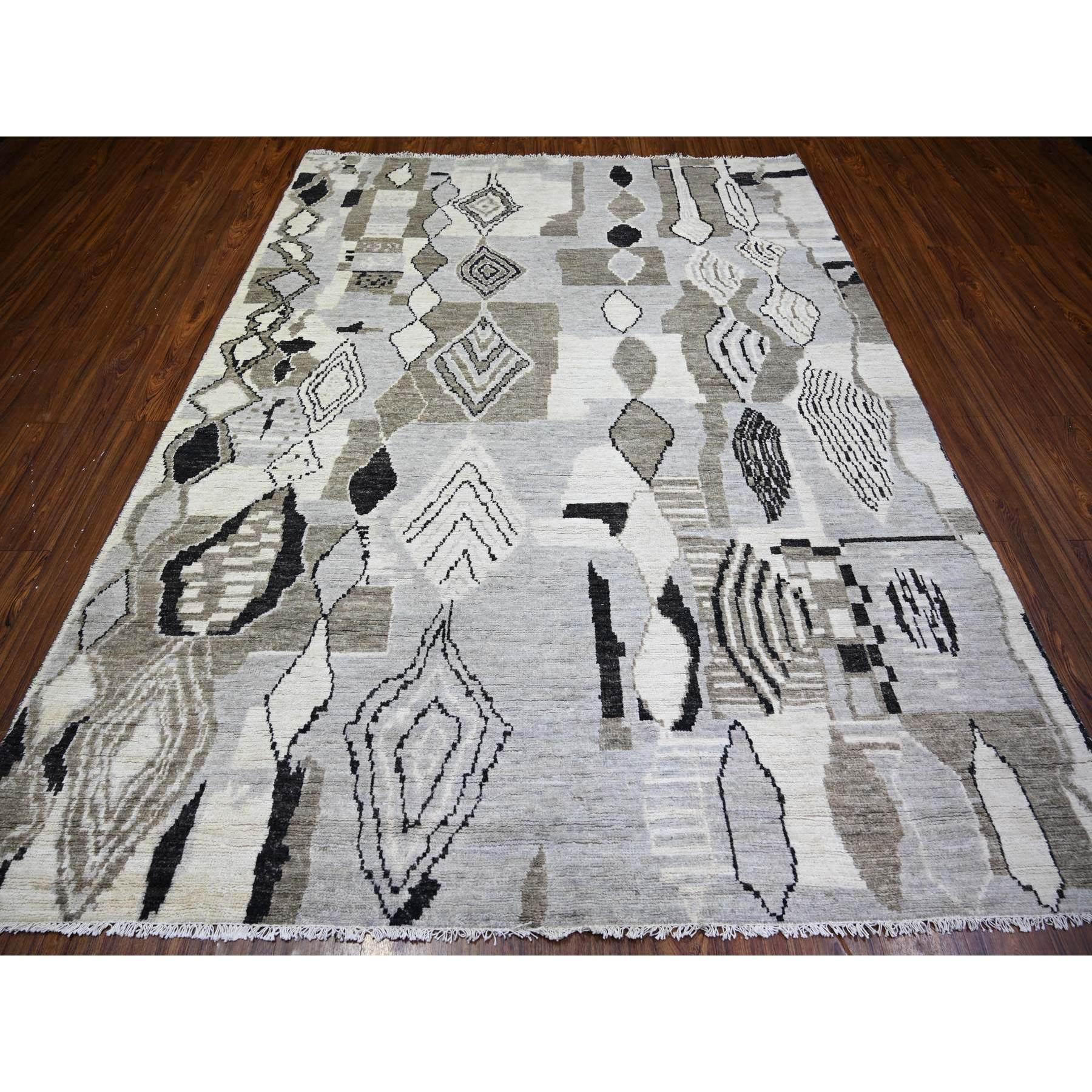 Il s'agit d'un véritable tapis d'Orient en ivoire, teinture naturelle, laine veloutée, noué à la main à Beni Ourain, design berbère marocain. Il a été noué pendant des mois et des mois selon des techniques de tissage séculaires par des artisans