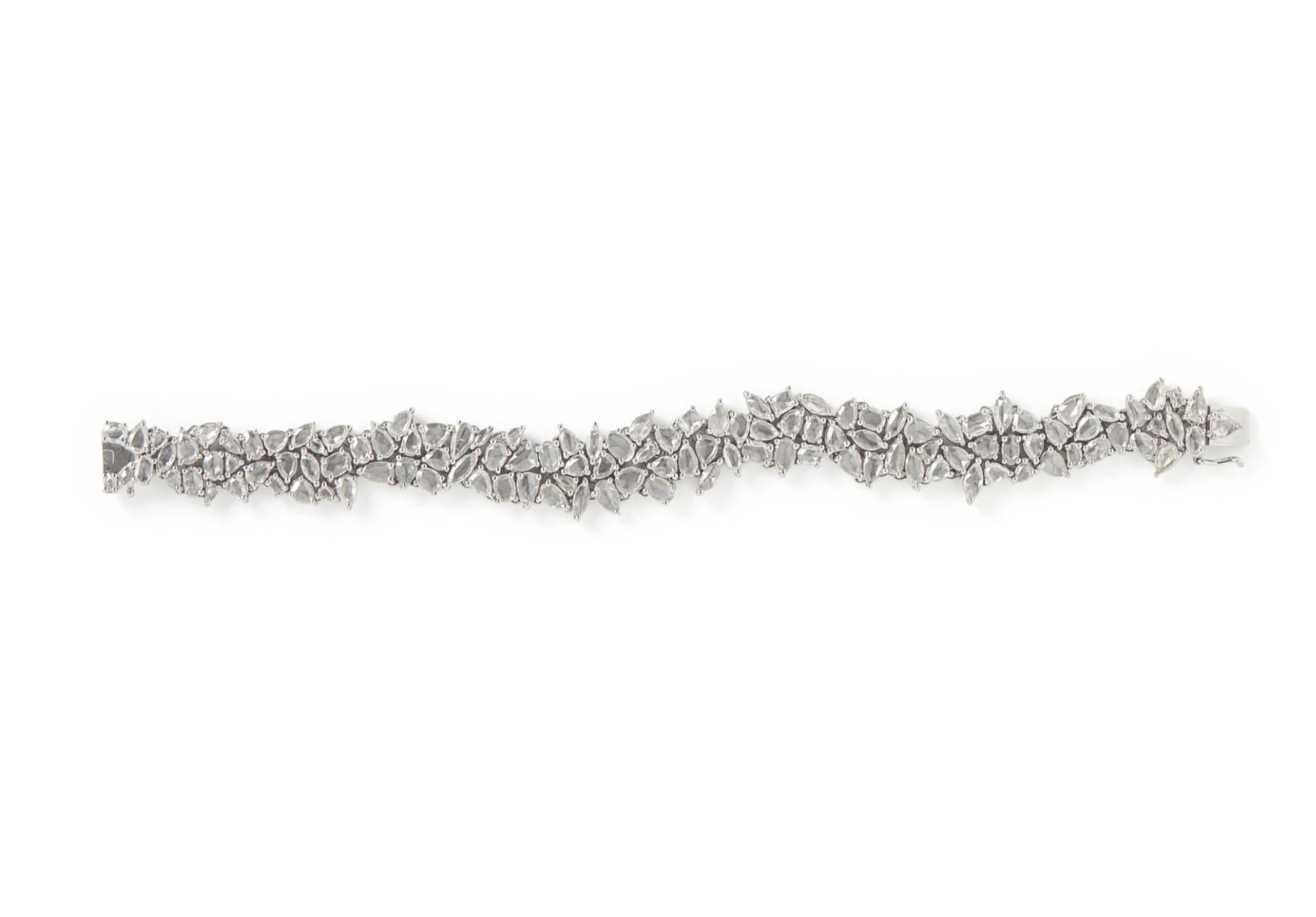 L'article suivant que nous offrons est ce bracelet extrêmement rare et magnifique en or 18KT avec de gros diamants en rosace. Le bracelet est orné de diamants Rosecut brillants en or 18KT. A.C.C. env. 16.50CTS !!! Les diamants sont d'une qualité