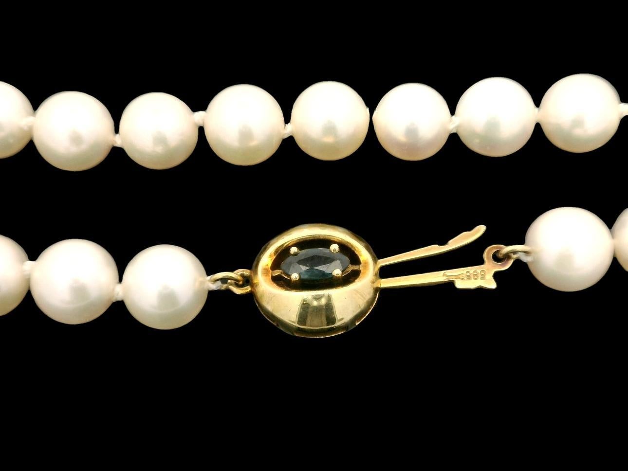 Round Cut 7.5-8mm Pearl Strand Necklace w/ 14k Gold Reversible Sapphire Clasp For Sale