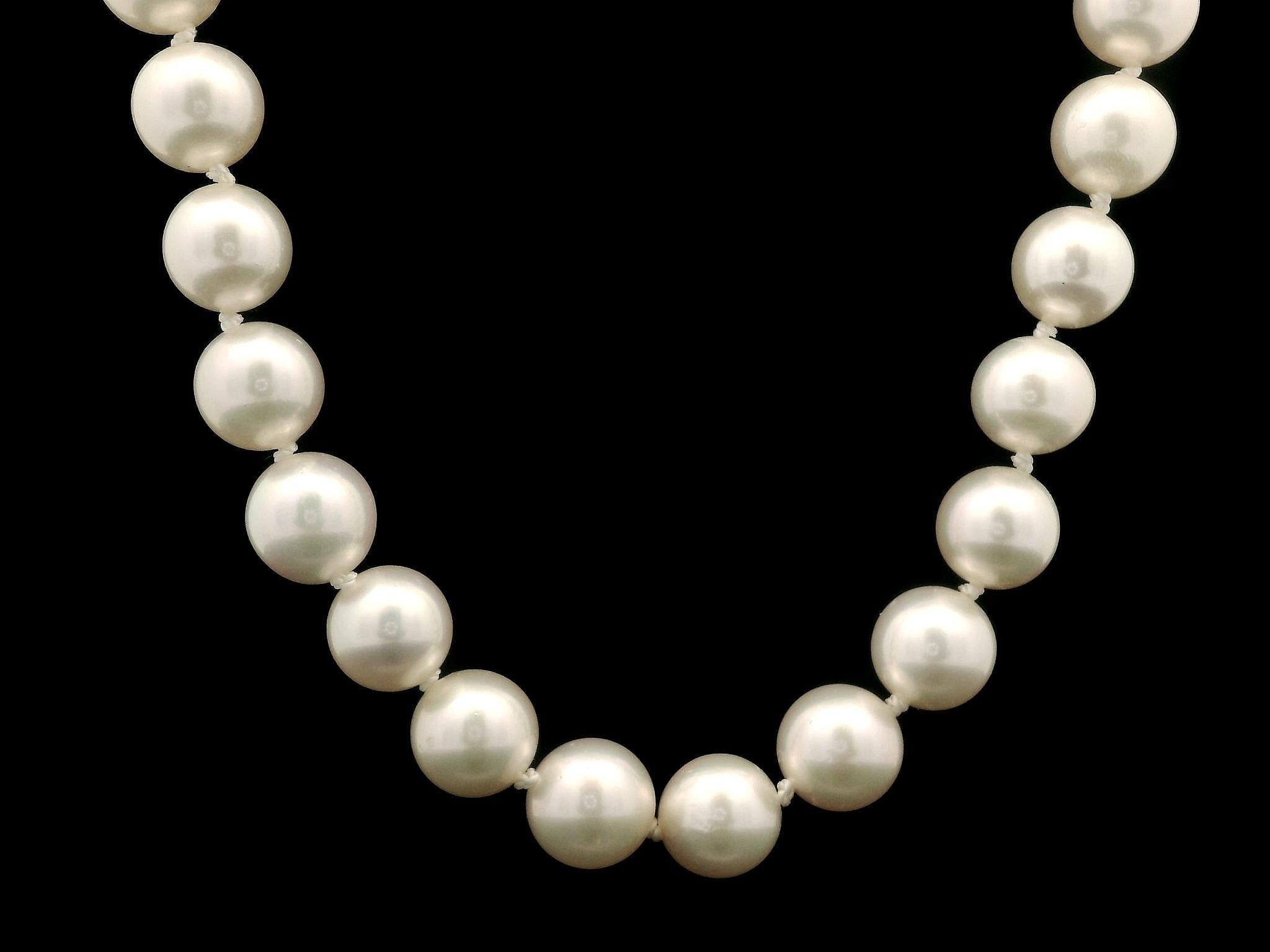 7.5-8mm Pearl Strand Necklace w/ 14k Gold Reversible Sapphire Clasp In Excellent Condition For Sale In Montclair, NJ