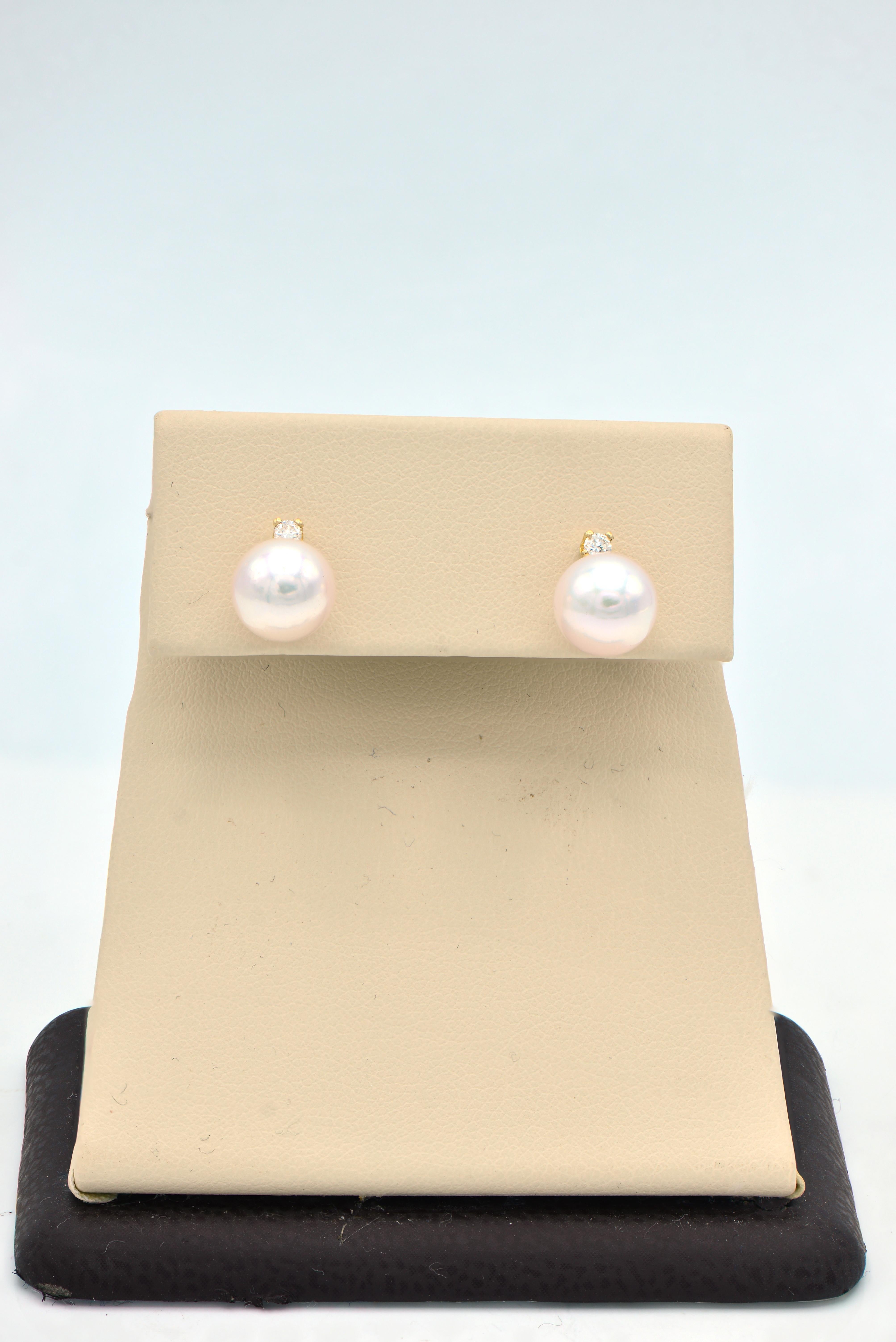 7.5-8mm White Cultured Pearl Stud Earring with Diamond in 14 Karat Yellow Gold In New Condition For Sale In Great Neck, NY